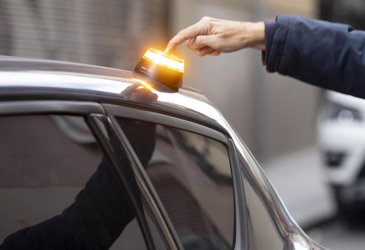 ¿Puedo usar la misma baliza V-16 para dos coches? Esto es lo que dice la DGT