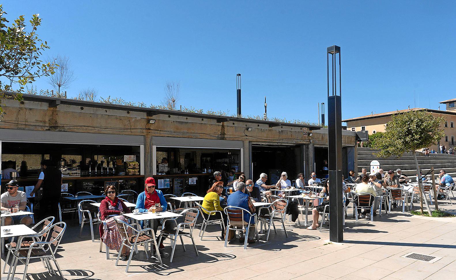 Críticas por el bar con concesión caducada del Parc de la Mar: «Estos ‘okupas’ no molestan al PP ni a Vox»