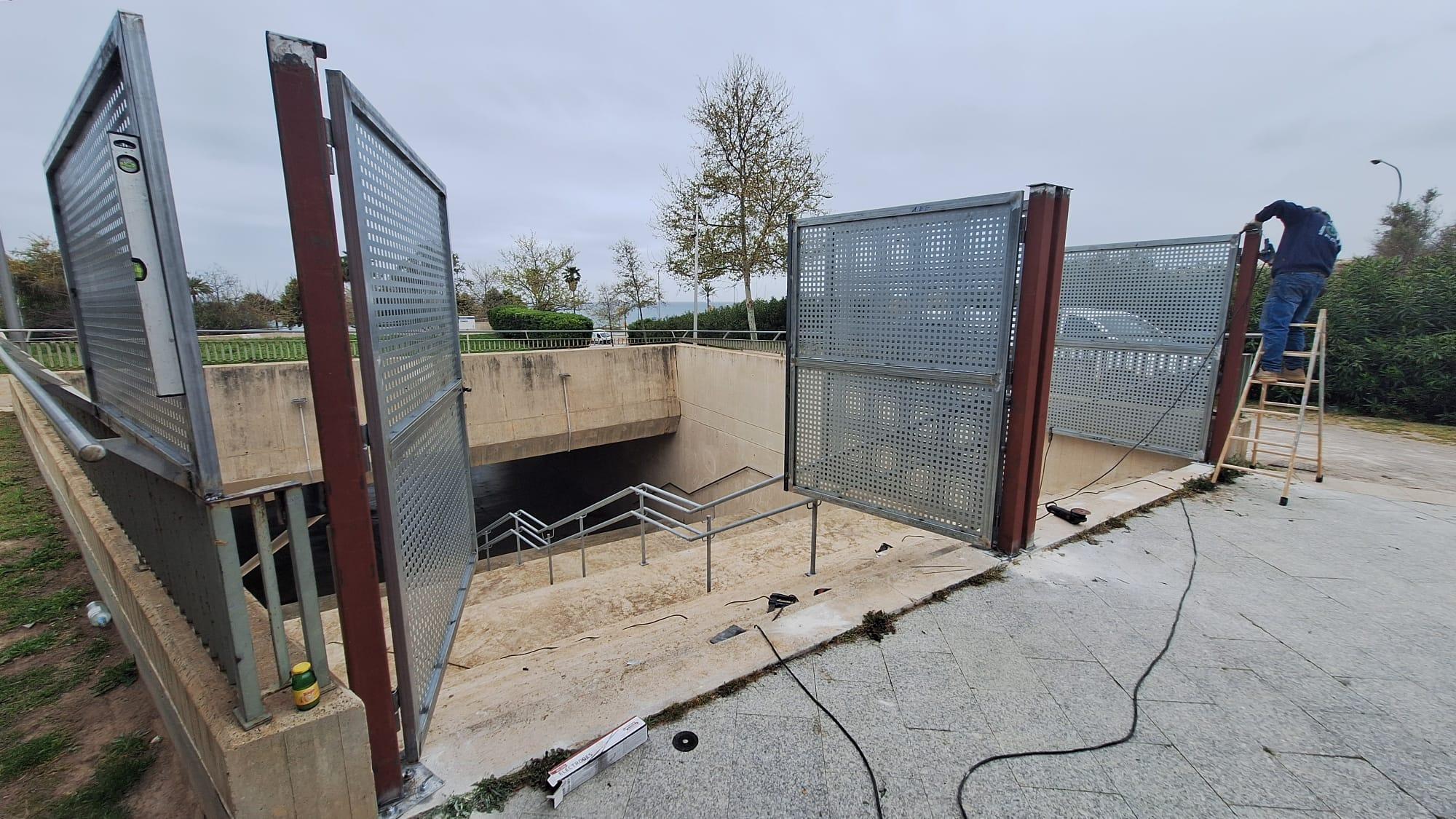 Blindan los accesos a las oficinas municipales rodeadas de un asentamiento de indigentes en Palma