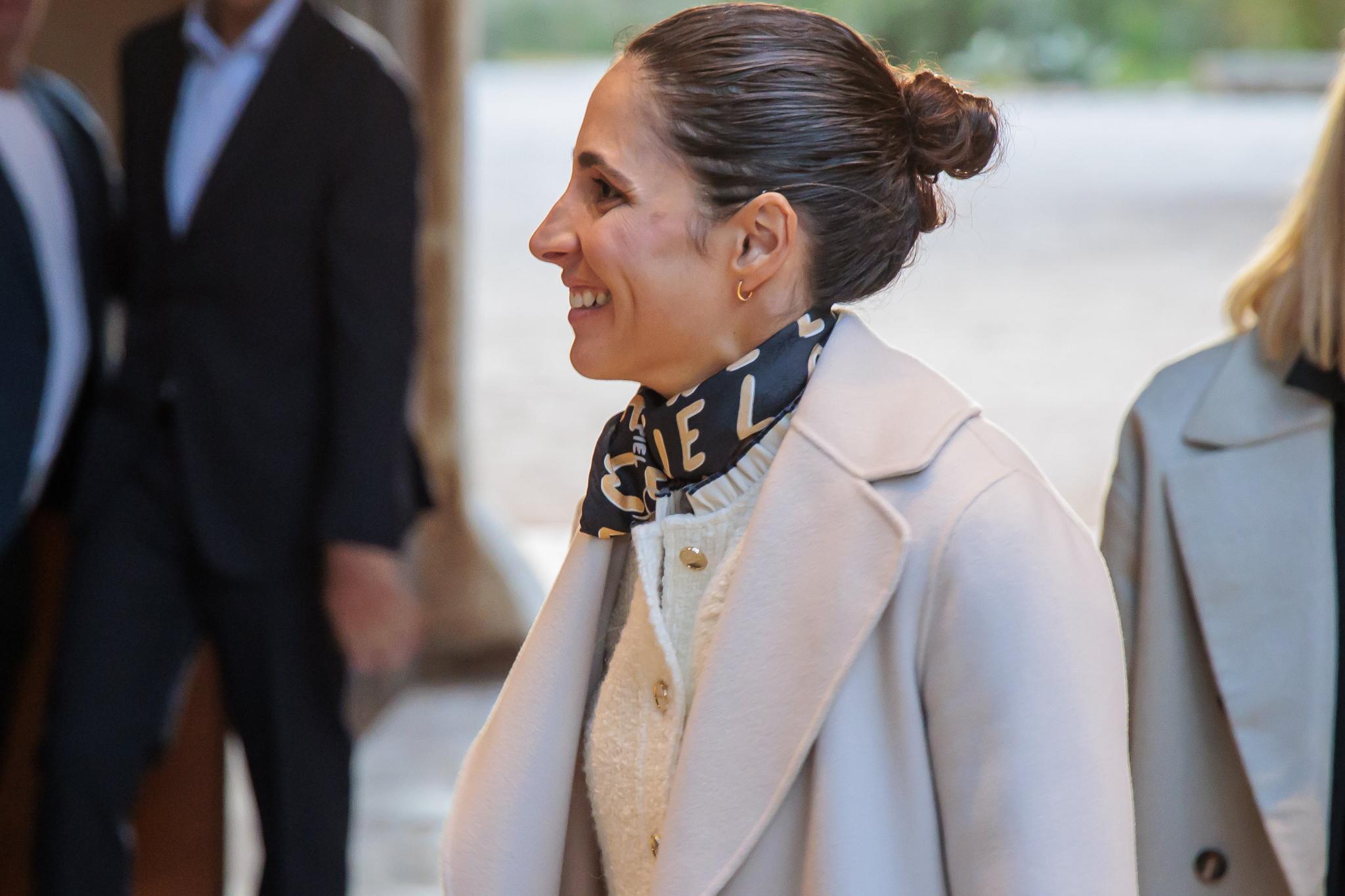 Cabello recogido y pañuelo anudado al cuello: Mery Perelló se adelanta a la tendencia que nos acompañará esta primavera