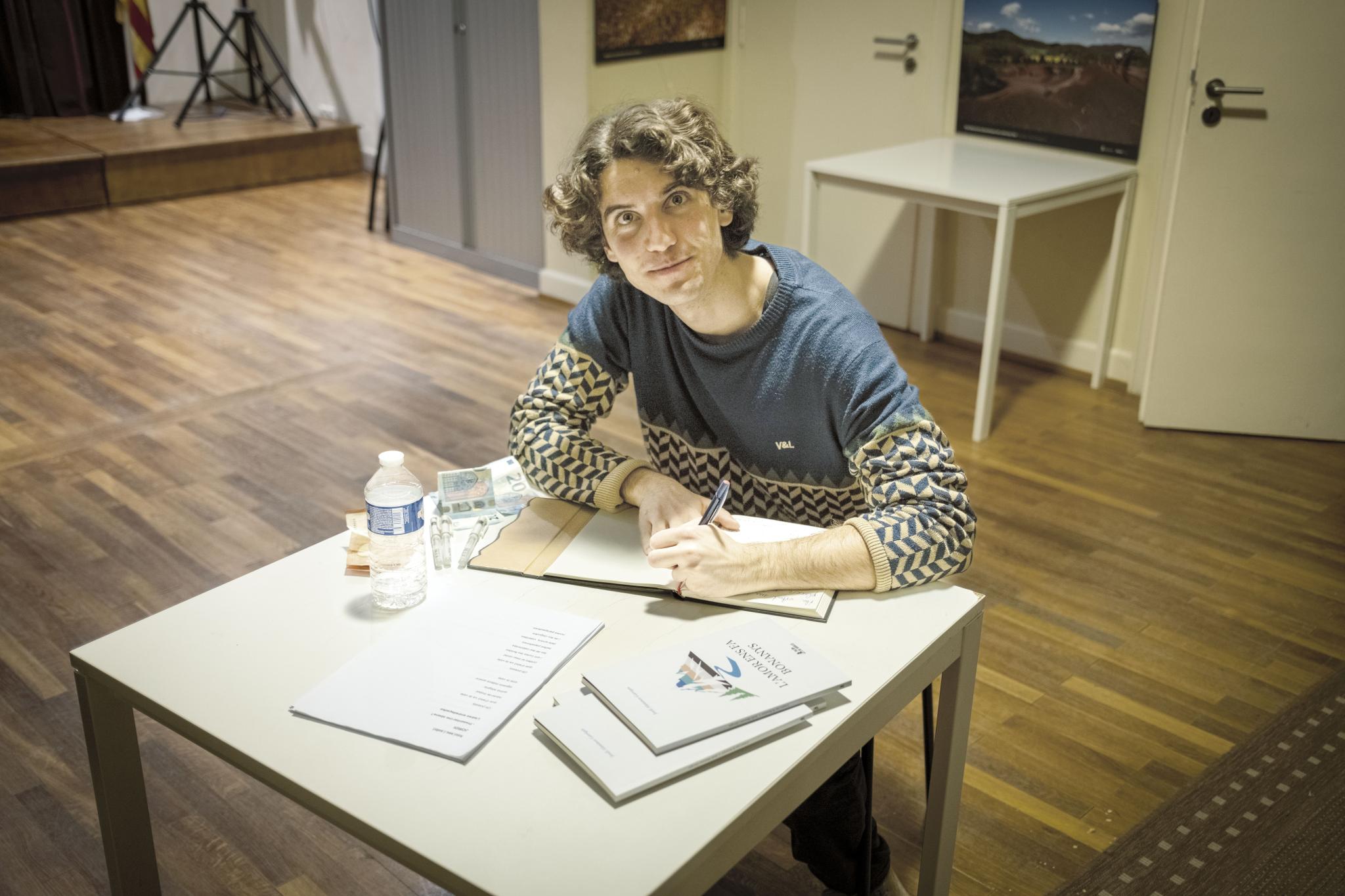 Jordi Alaminos cartografía la madurez del afecto en ‘L’amor ens fa bonanys’