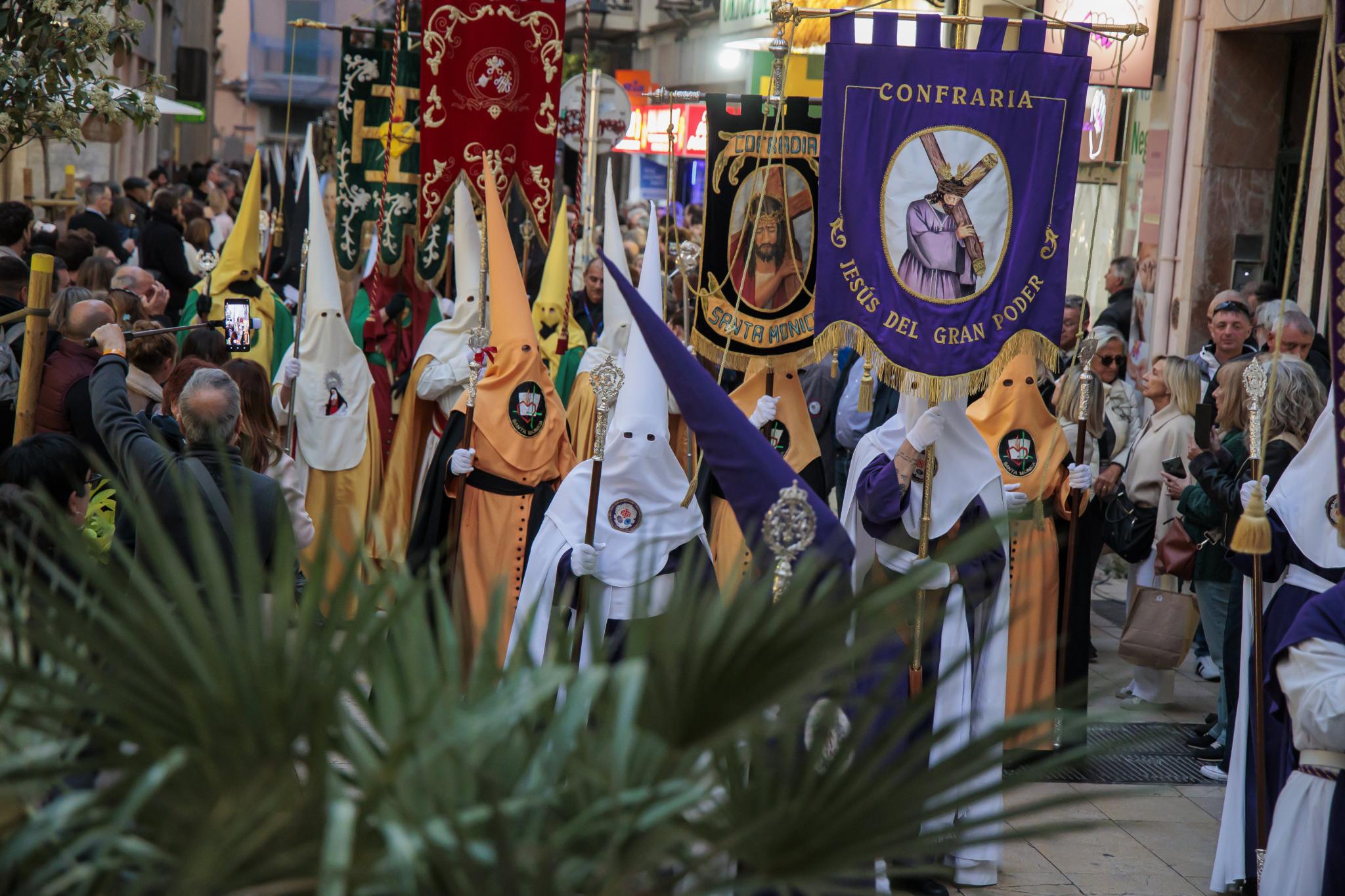 Los estandartes de las cofradías preludian la Semana Santa