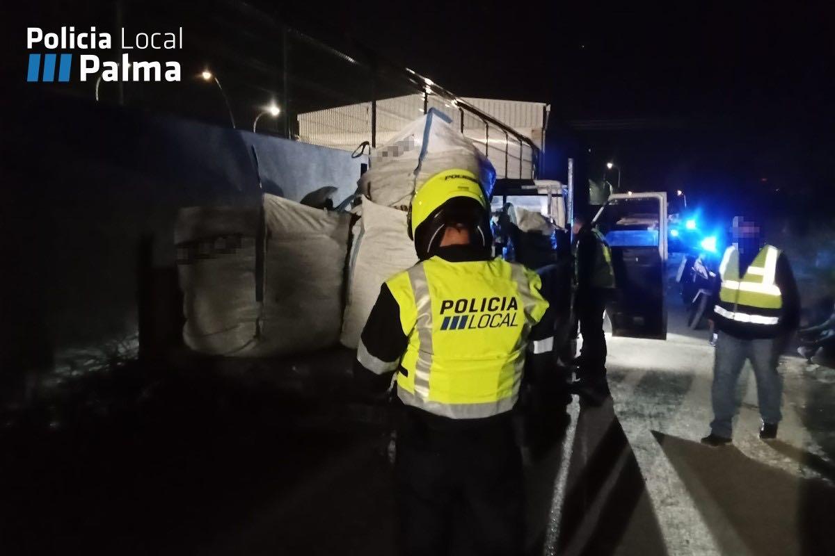 La Policía Local de Palma inmoviliza dos camiones y denuncian a dos hombres por tirar escombros