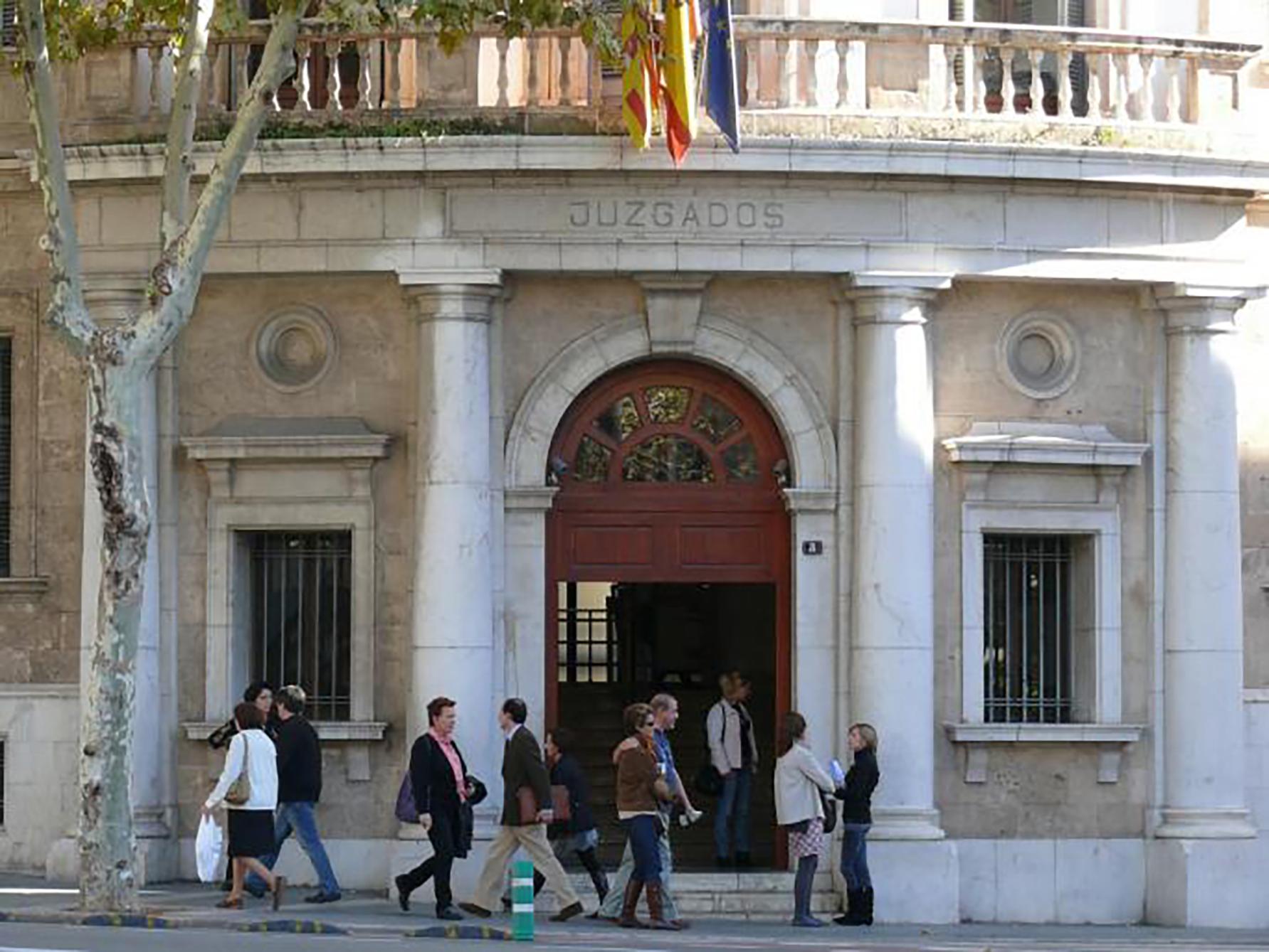 Imputan a un cirujano plástico de Palma que casi dejó ciega a una paciente