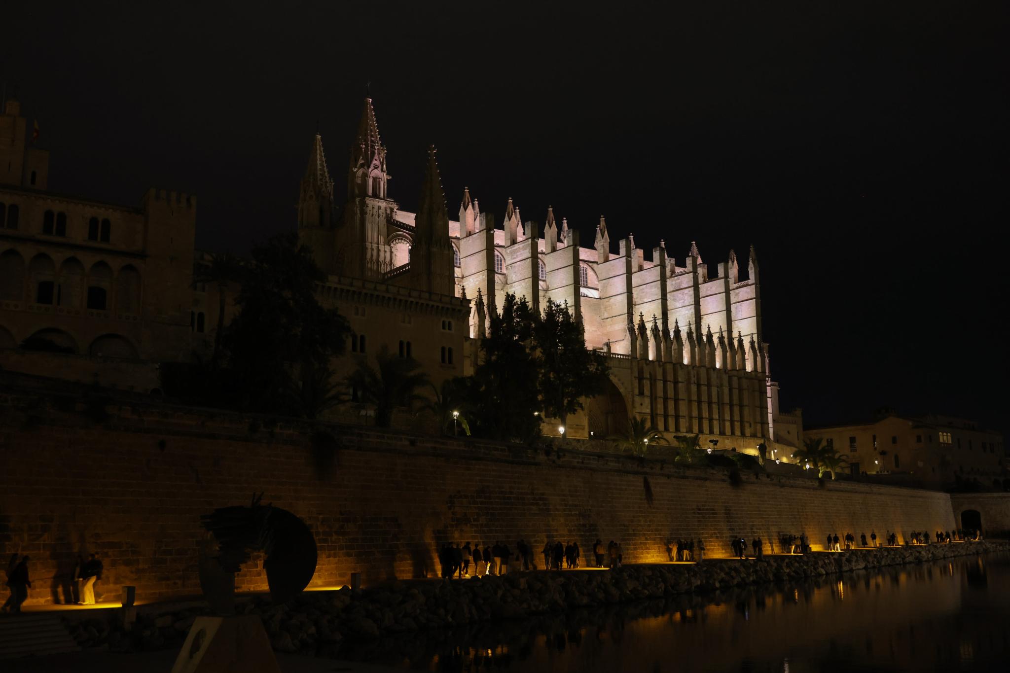 20 ediciones de la Hora del Planeta: Baleares también deja a oscuras icónicos edificios por el clima