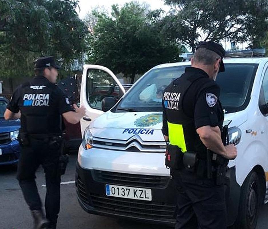 Un hombre intenta golpear con un puño americano a un policía local en el Arenal