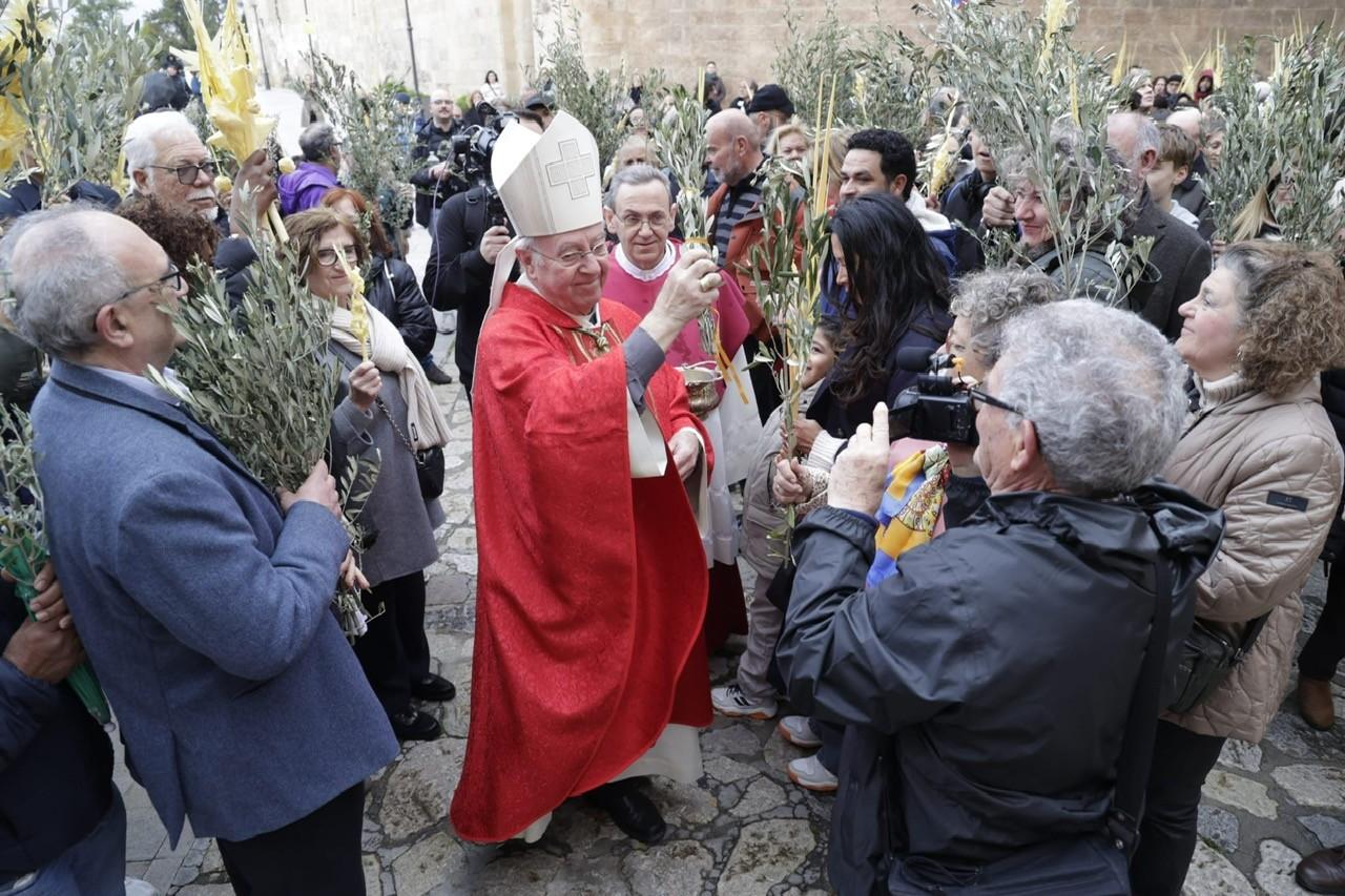 El obispo oficia la bendición del Domingo de Ramos con un lamento por la guerra y un recuerdo para Palestina