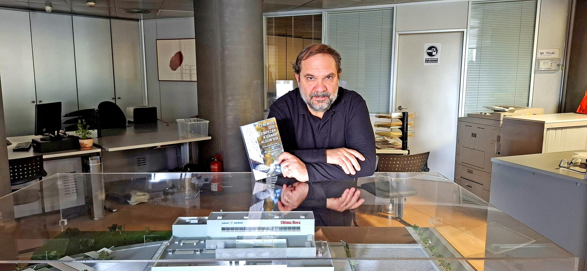 «El año del ascenso en Vallecas dio para una novela y eso he hecho»