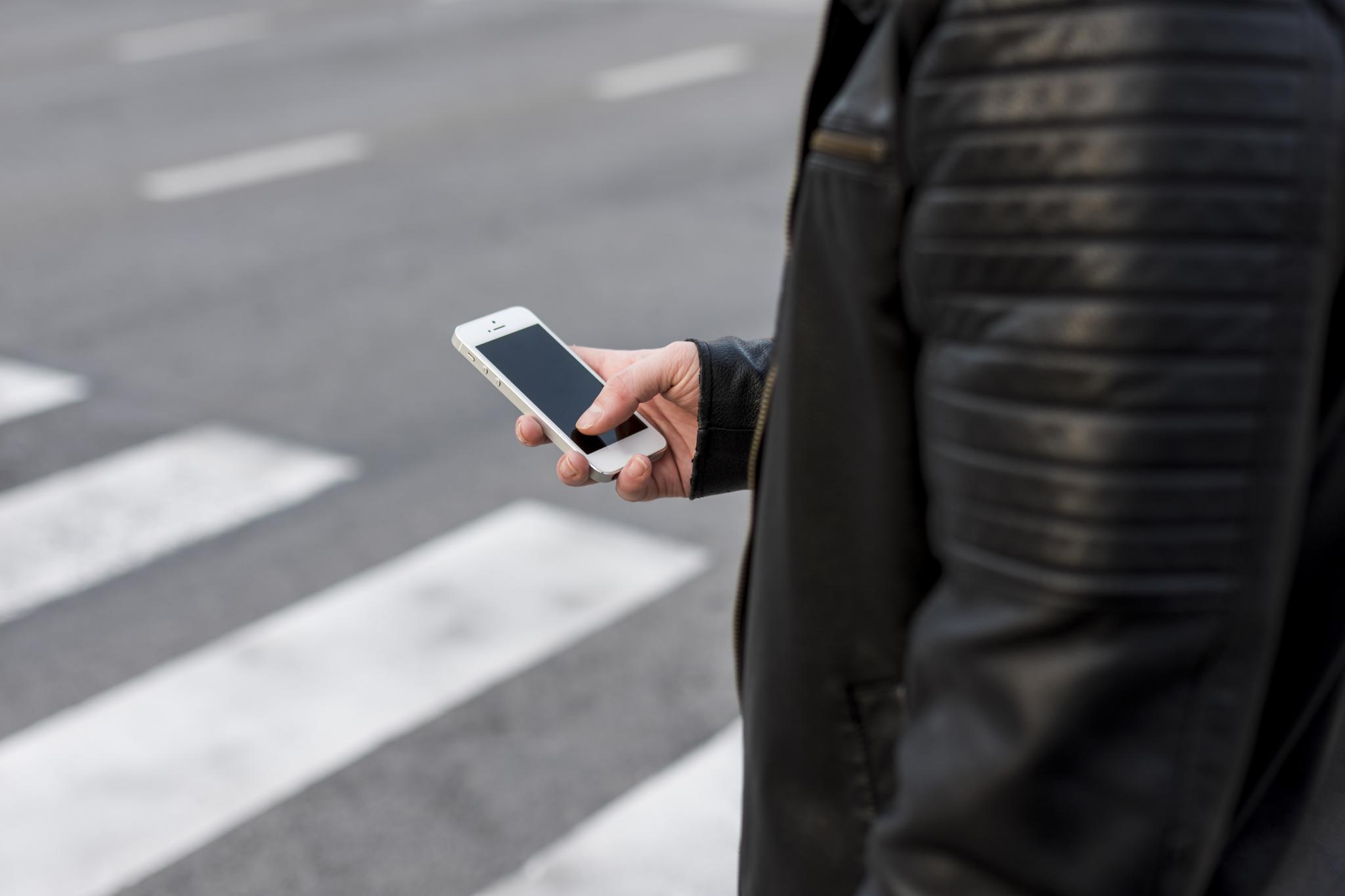 La DGT avisa de la multa que les puede caer a los peatones si cruzan mientras miran el móvil