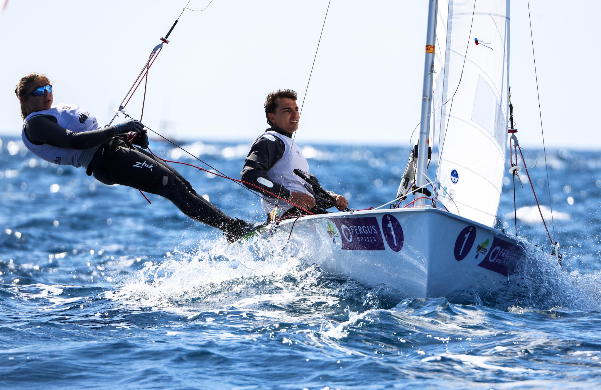 Jordi Xammar y Marta Cardona ya lideran en la clase 470 Mixed