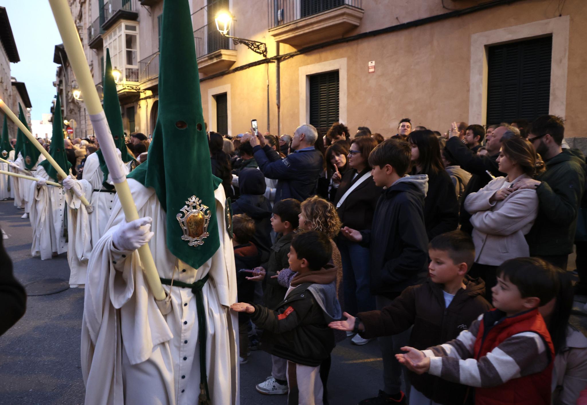 El viento concede una tregua a las procesiones del Lunes Santo en Palma