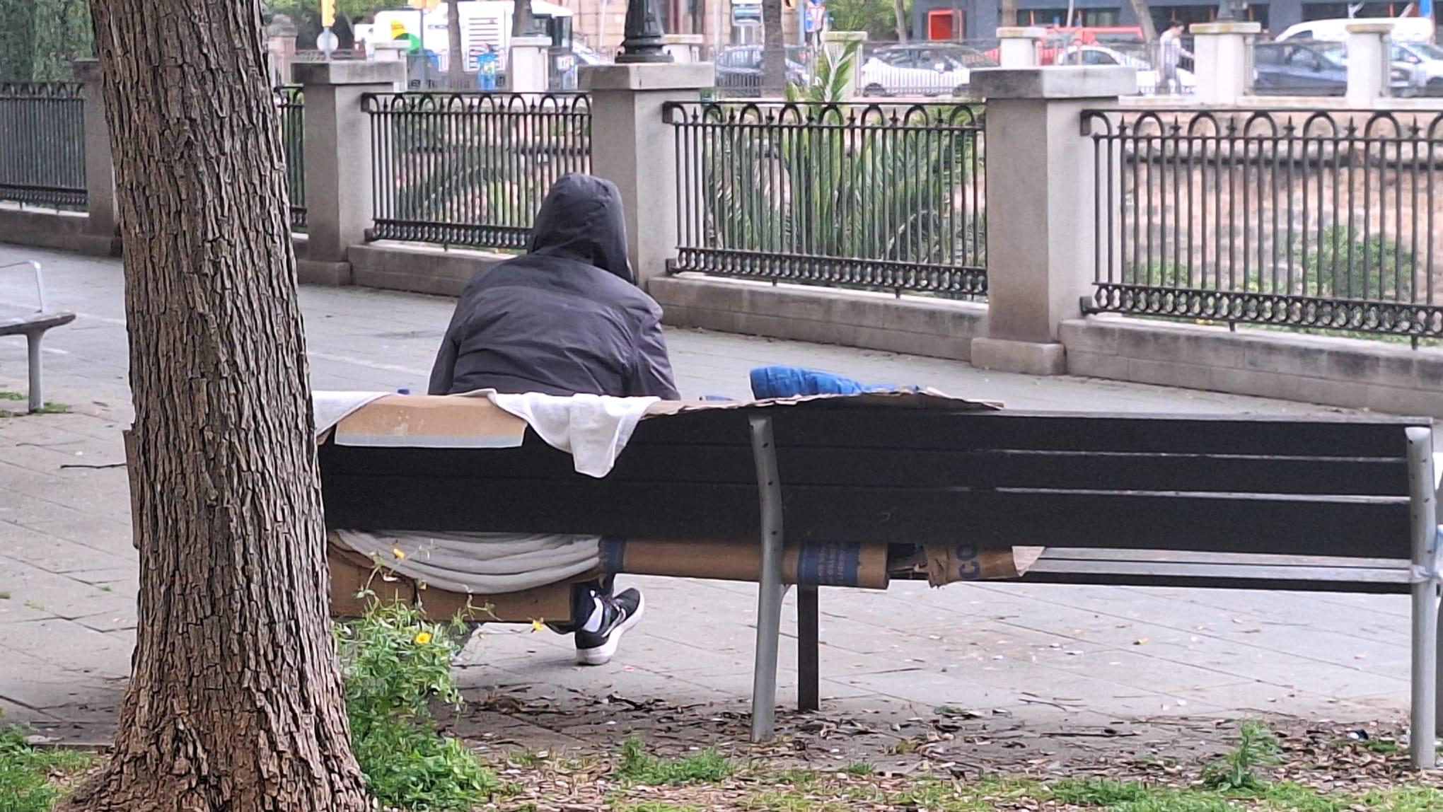 Ariel, el indigente «en un llamado cósmico» se muda de banco