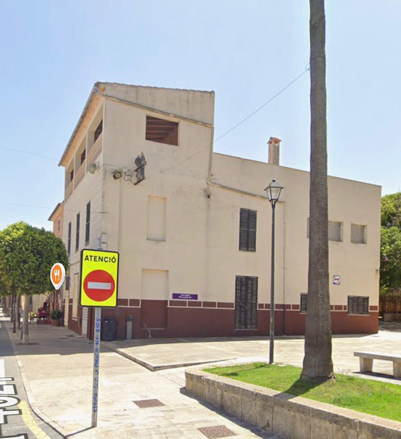 El edificio ubicado junto a la plaça de la iglesia de Son Carrió será demolido para uso público