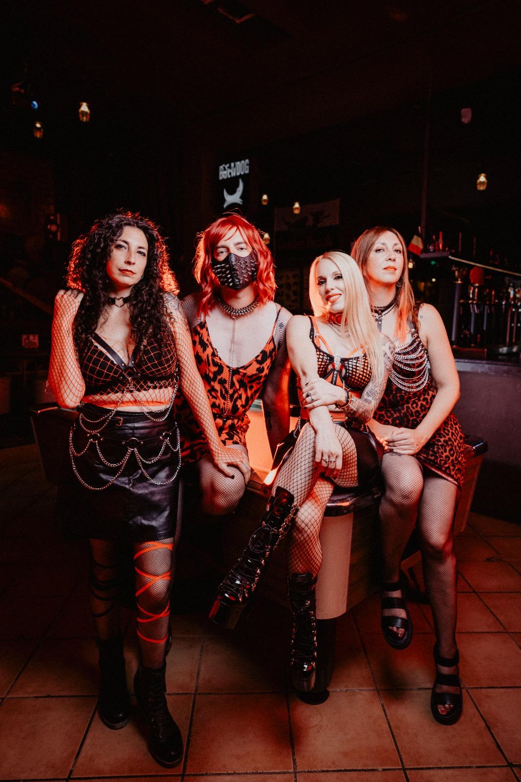 Lyra’s Hëll debuta con ‘Hellbloom’, un EP cargado de ‘hard glitter rock’