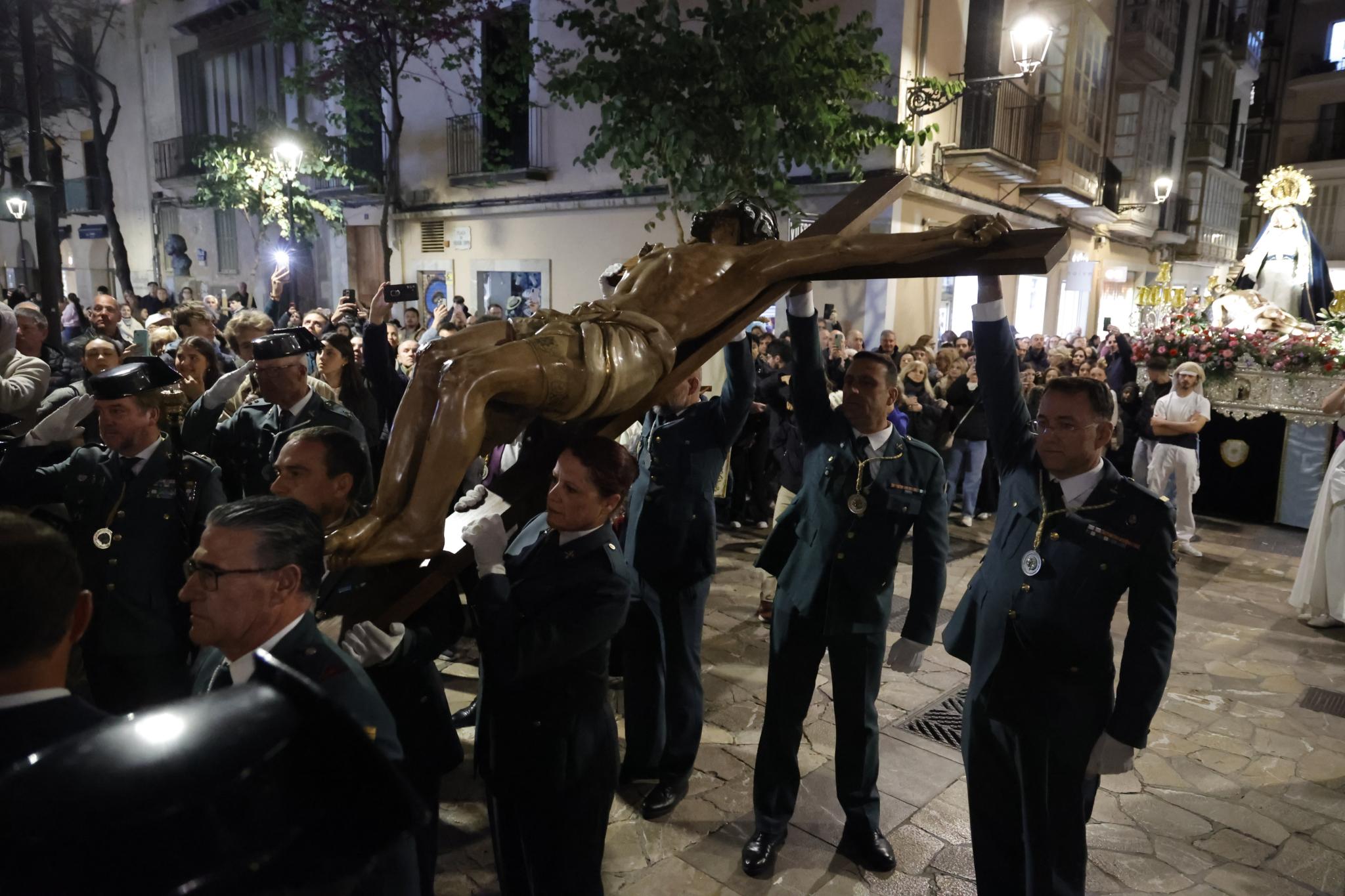 Un mar de fieles recorre el casco antiguo por el Martes Santo