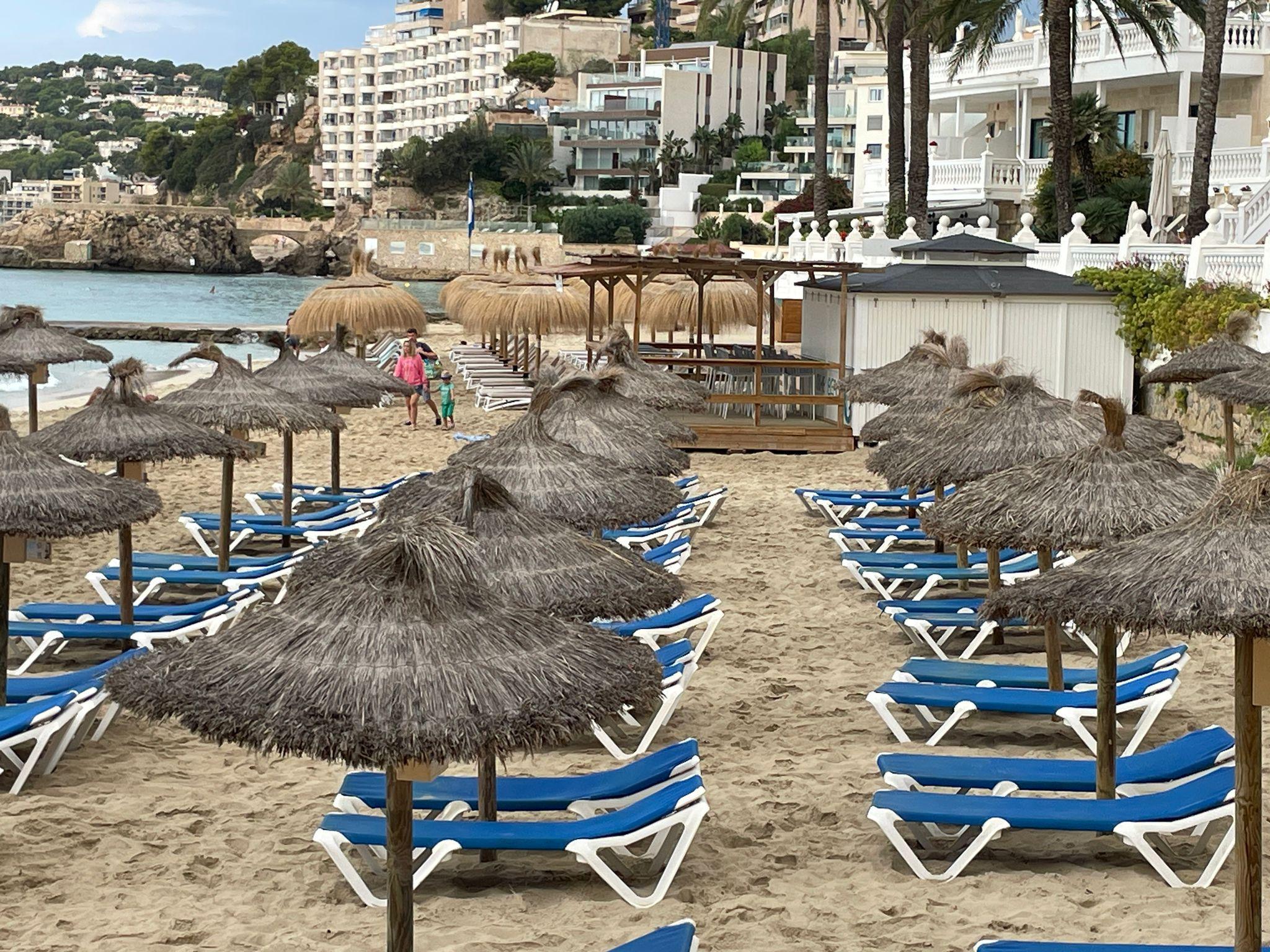 Las playas de Ciutat Jardí y Cala Estància se quedan sin servicio de hamacas