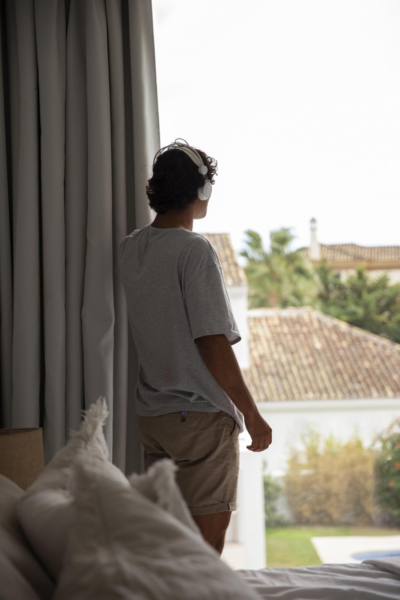 Ya es oficial: con la Ley de Propiedad Horizontal puedes tomar acciones contra un vecino que fuma en la terraza