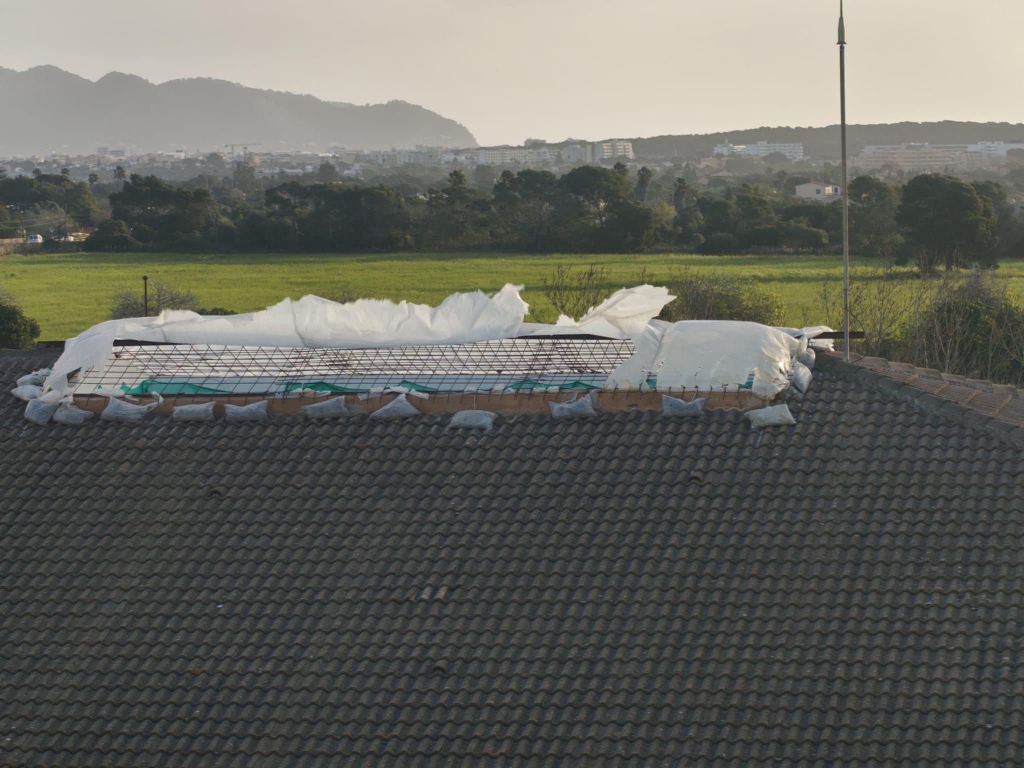 Profesores y familias del Mitjà de Mar de Porto Cristo dicen basta: suspenden las clases tras romperse la lona de la claraboya por el viento