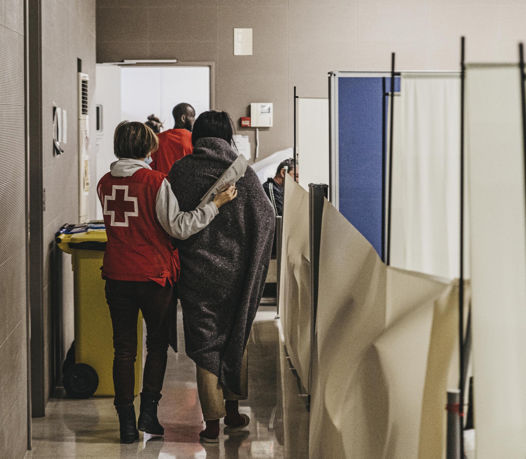 Más de mil voluntarios pasan por Creu Roja en cinco años para atender la llegada de pateras