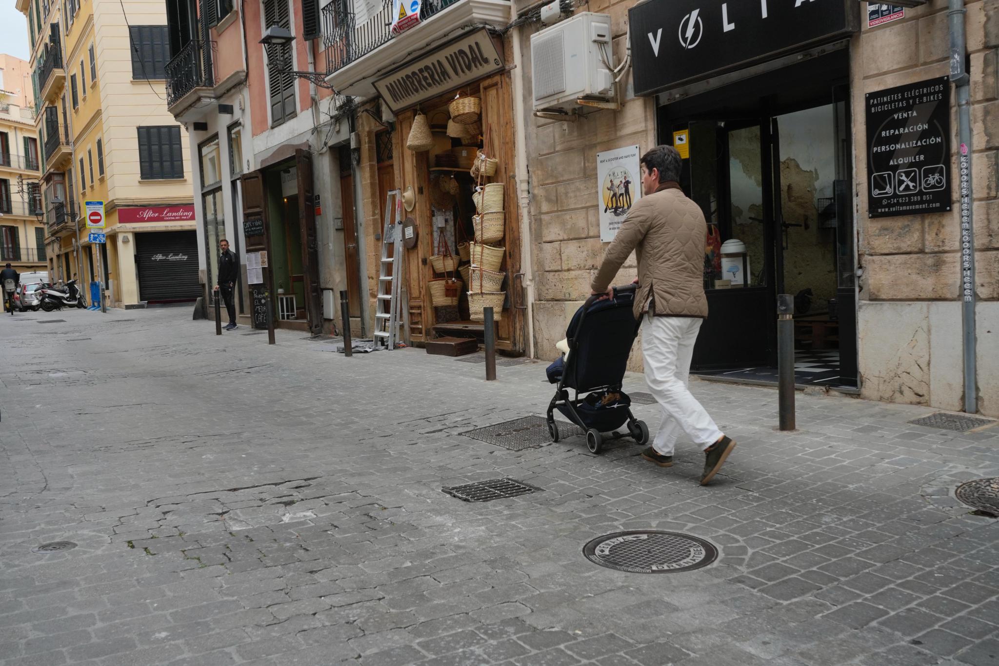 Palma cambia tacones por calzado plano por el mal estado de las calles
