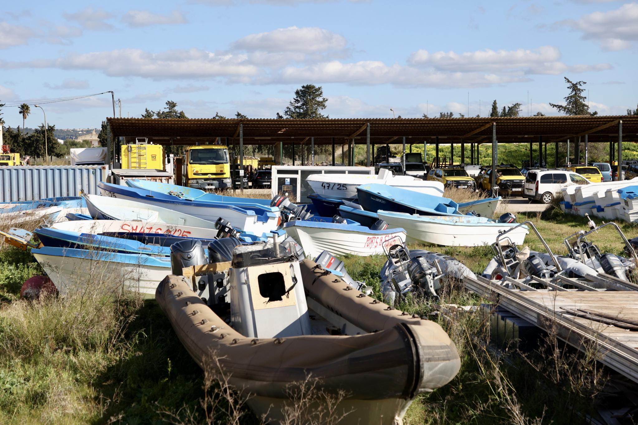 Unas 70 pateras esperan para ser destruidas en el almacén de Son Tous