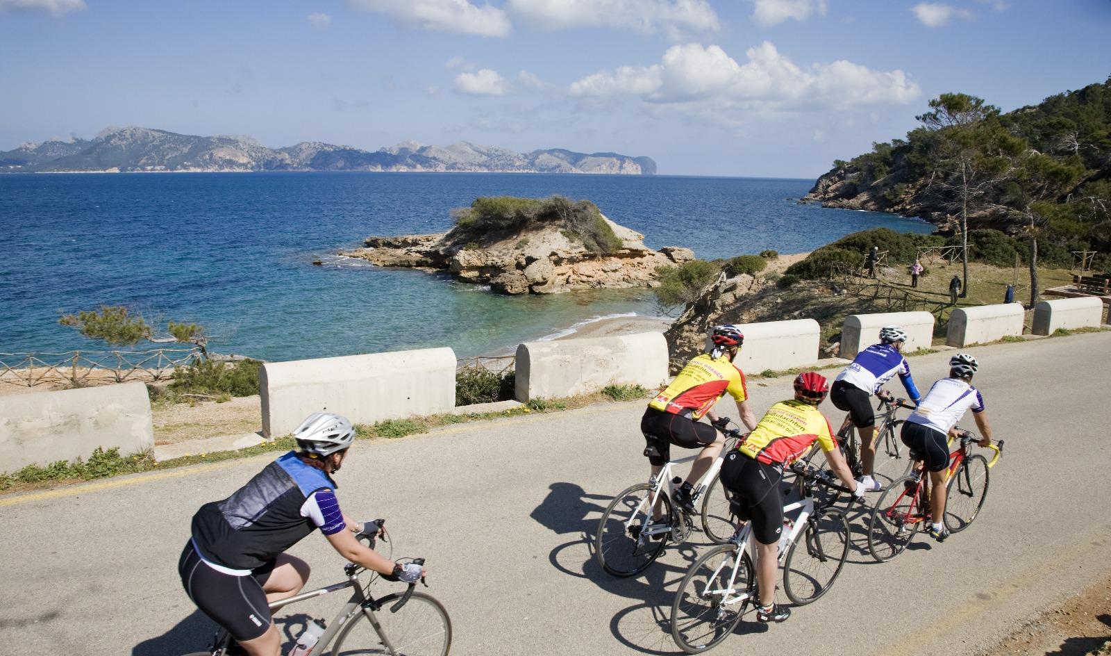 El alud de reservas de cicloturistas obliga a ampliar los aviones del Palma-Montreal