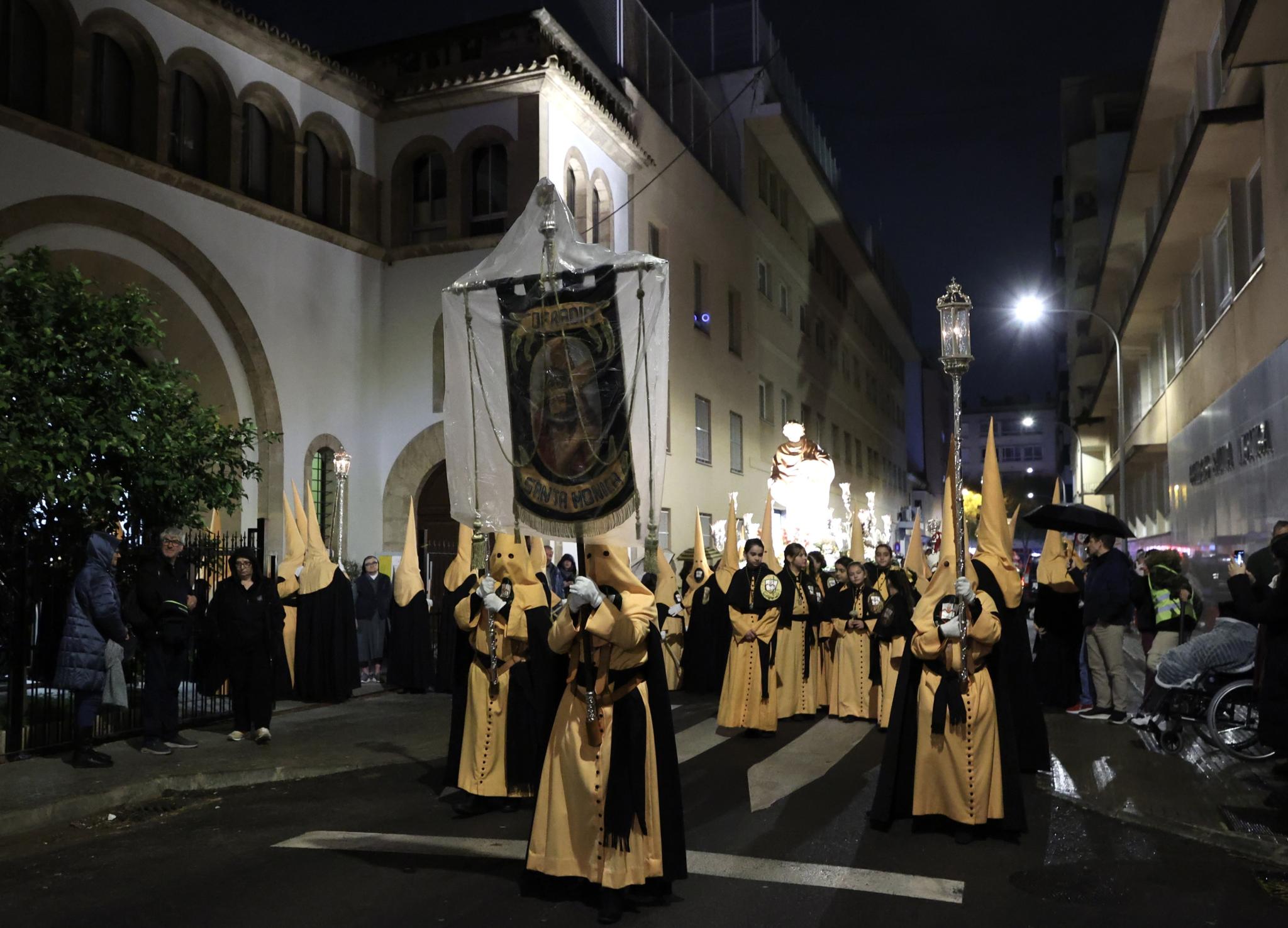 Dimecres Sant: lluvia y chubasqueros en un día de silencio y frustración