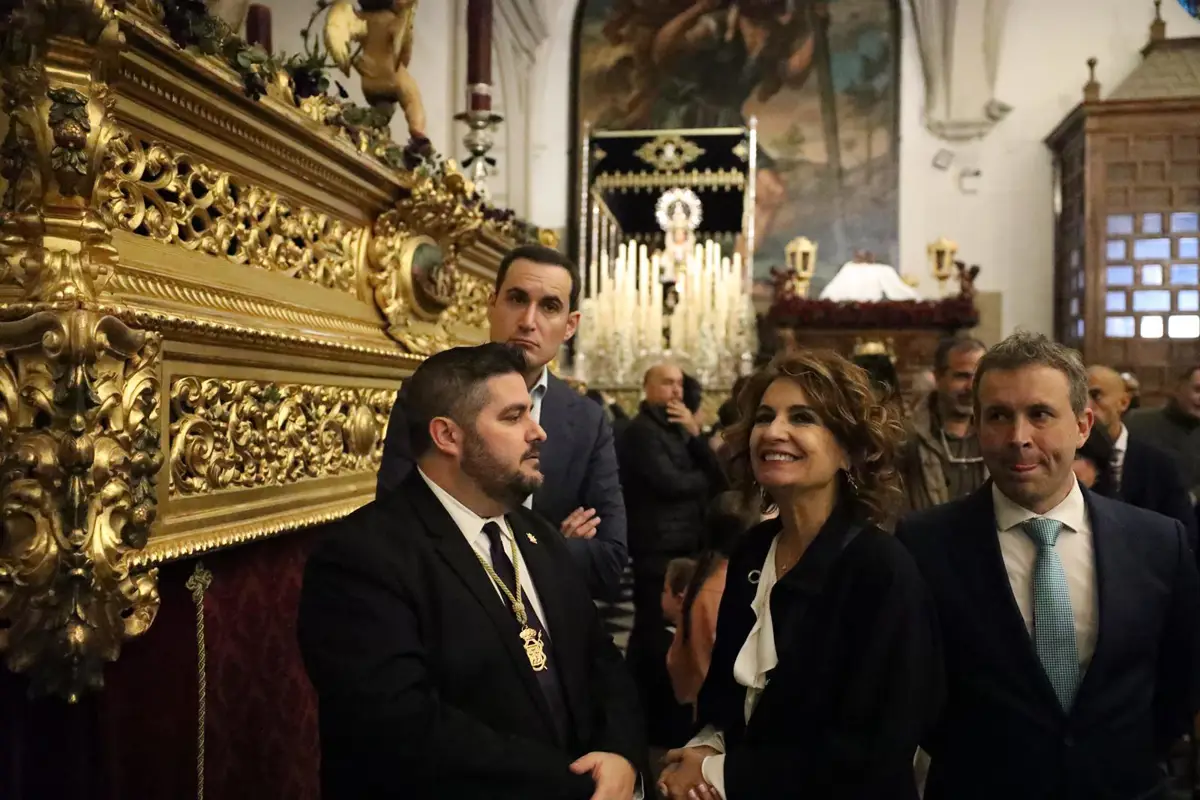 Montero visita la Semana Santa de Jaén y realiza una ofrenda floral al  Nazareno de 'El Abuelo'