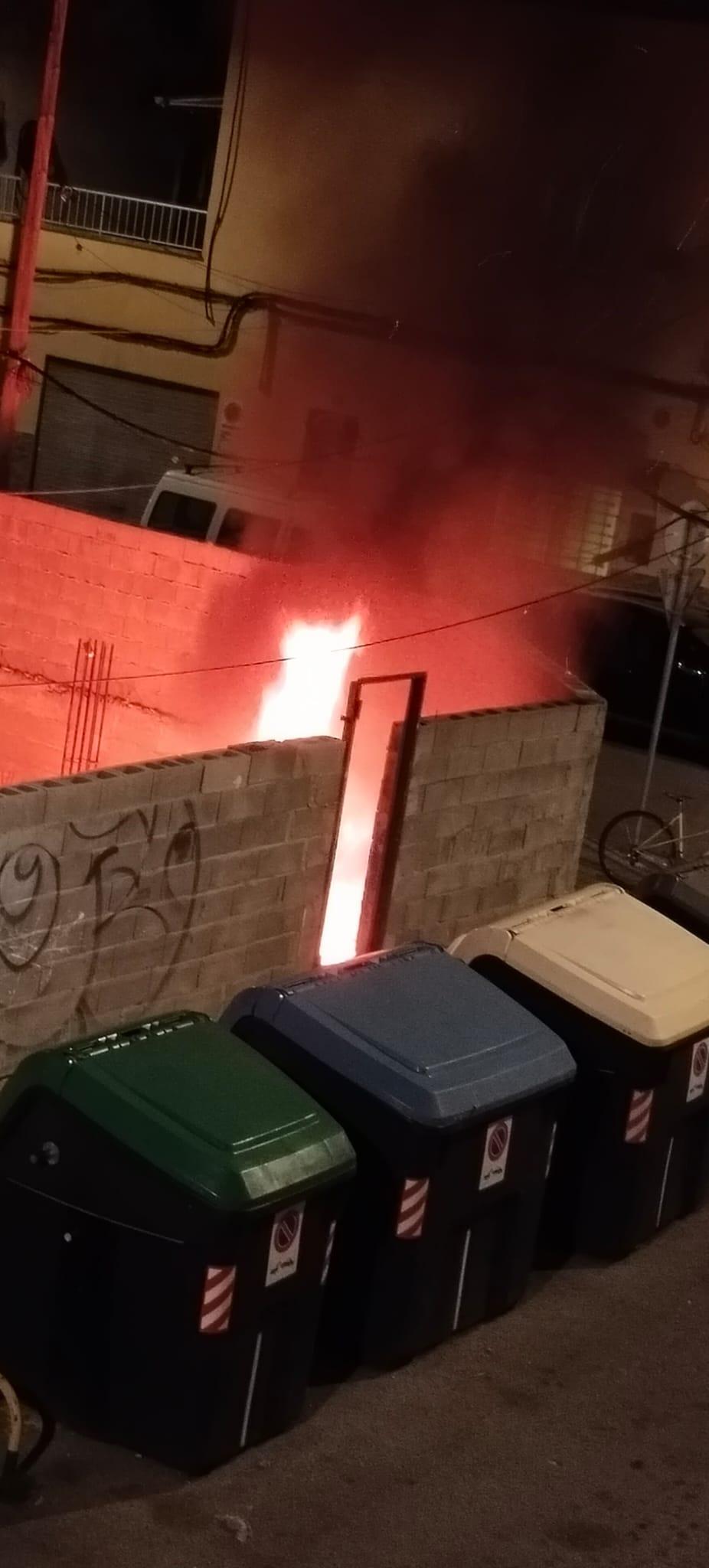 Dos encapuchados prenden fuego a un solar de la Soledat y huyen