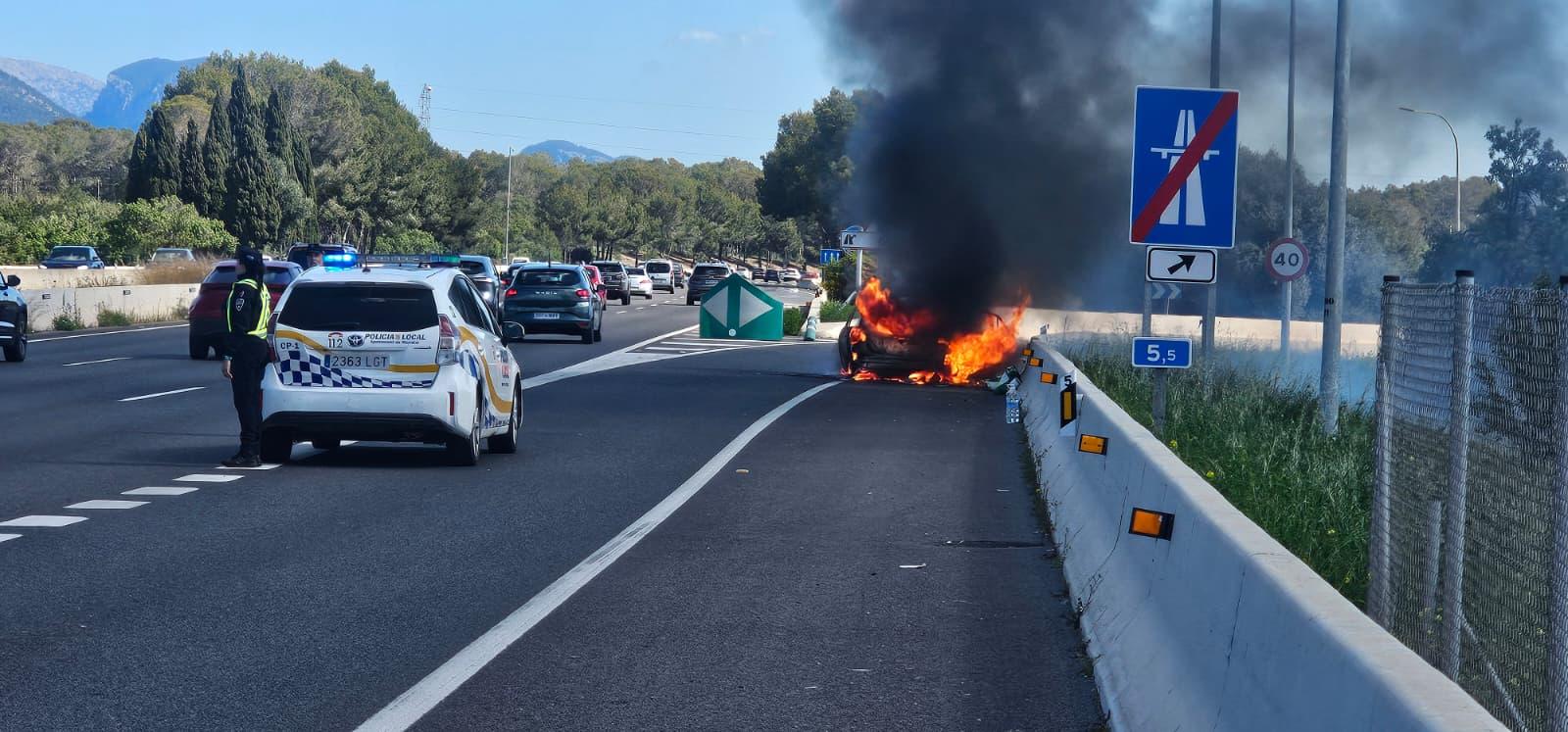 El incendio en un coche en la autopista de Inca provoca un gran atasco