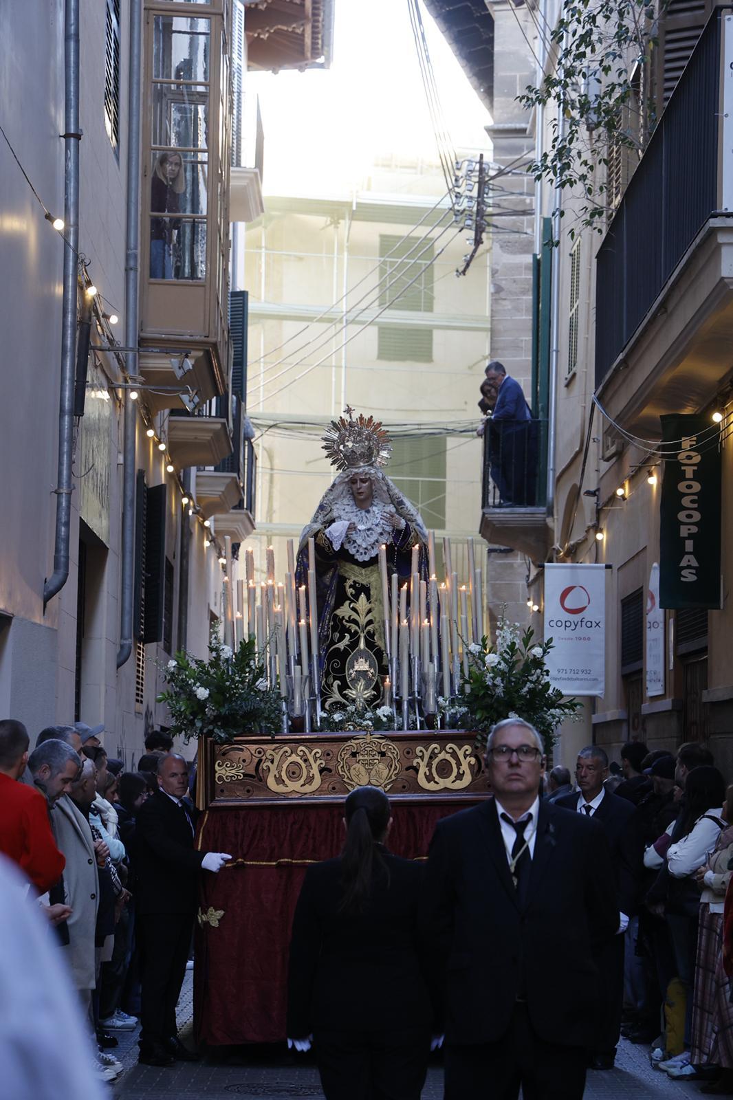 Palma acoge un concurrido Sant Enterrament en un solemne Viernes Santo
