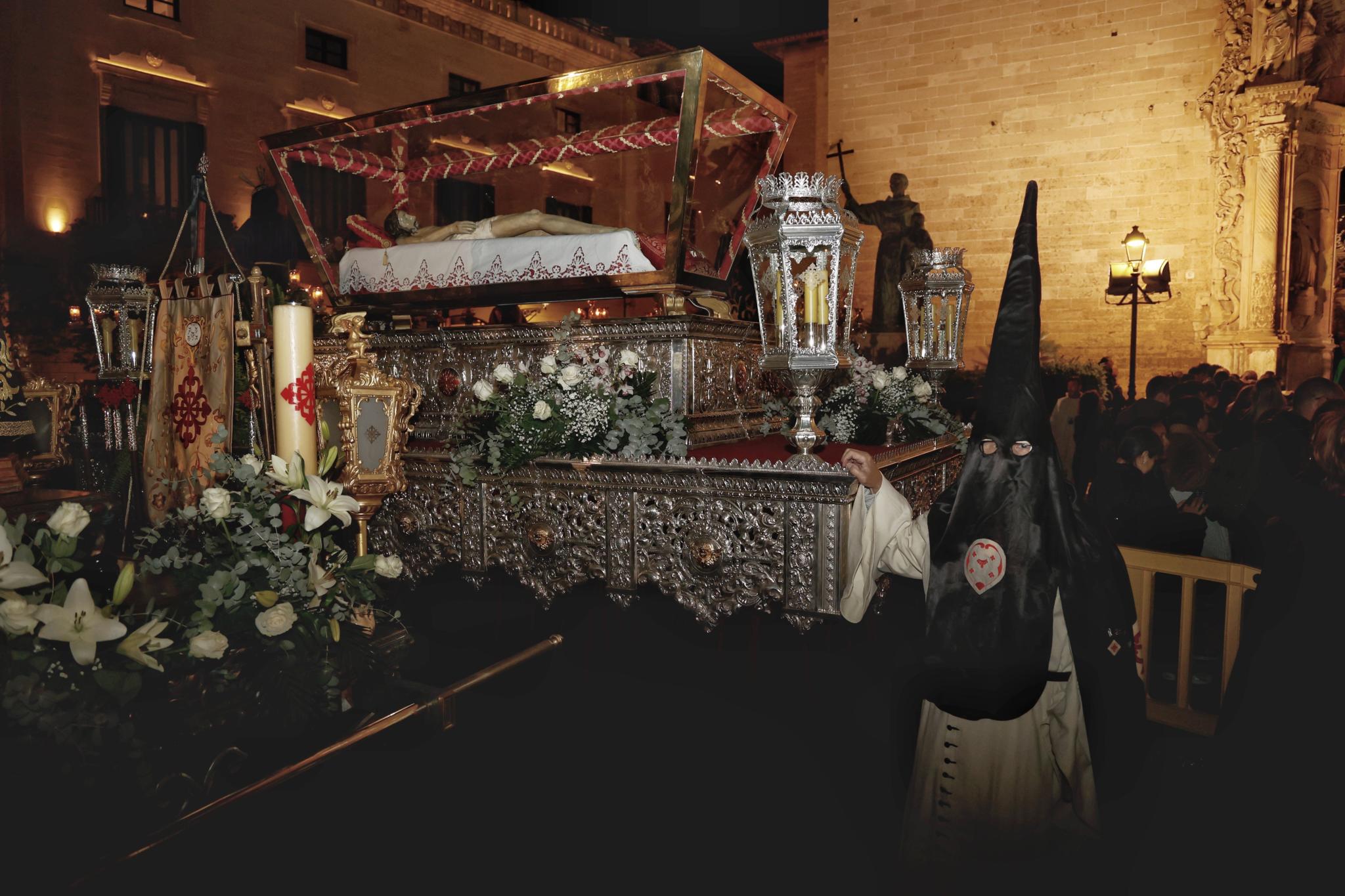 Un Viernes Santo de recogimiento en Palma por la muerte de Jesús