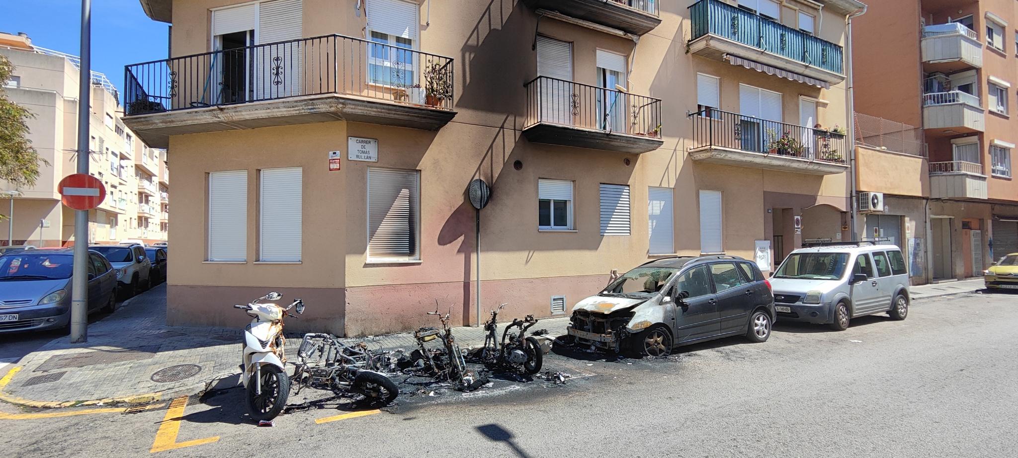 Un incendio calcina cuatro motos y un coche de madrugada en La Soledad
