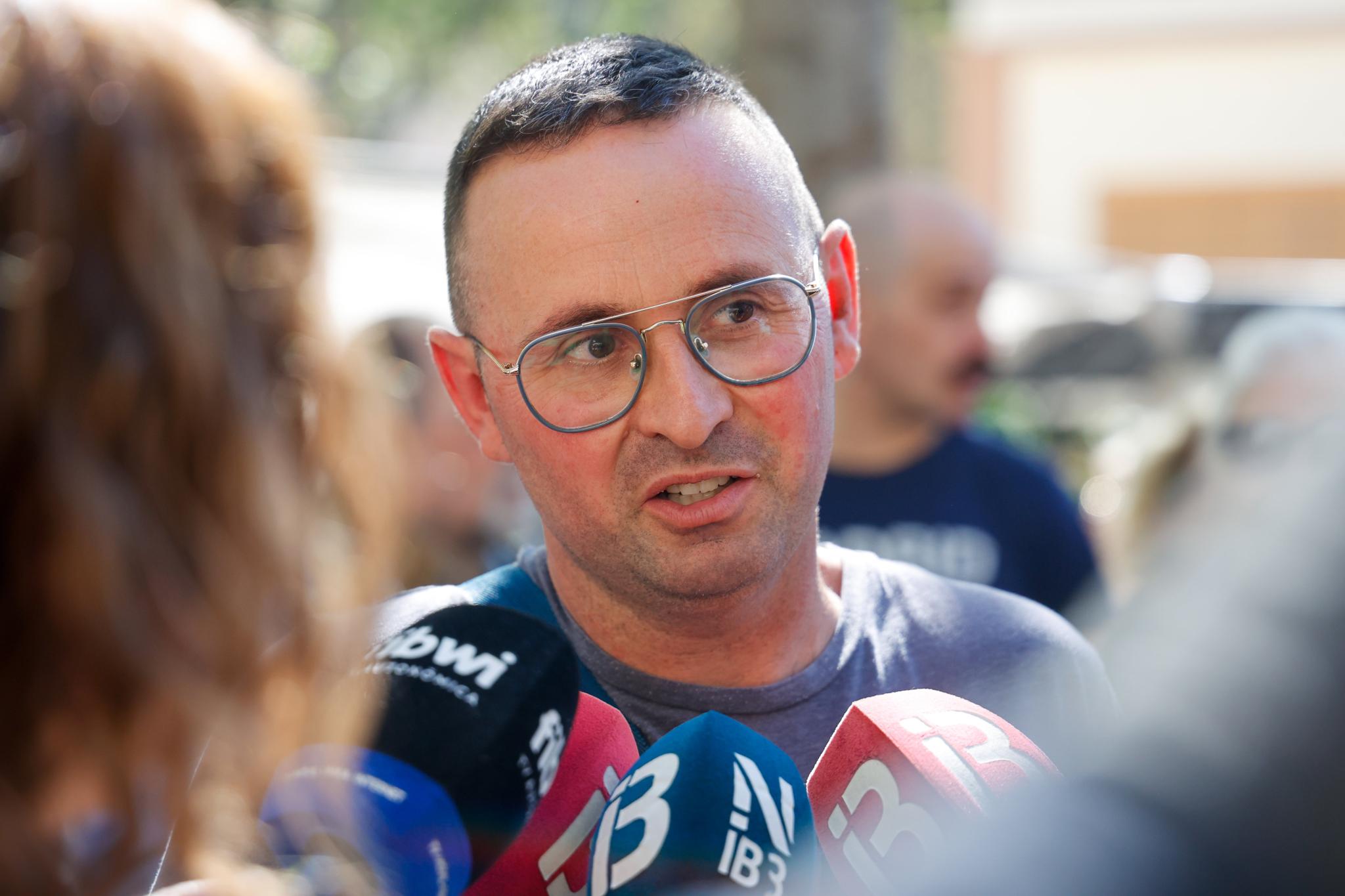 Multitudinaria concentración en apoyo al vendedor del Mercat de Pere Garau agredido por su condición sexual: «Ojala todo fuese una pesadilla»