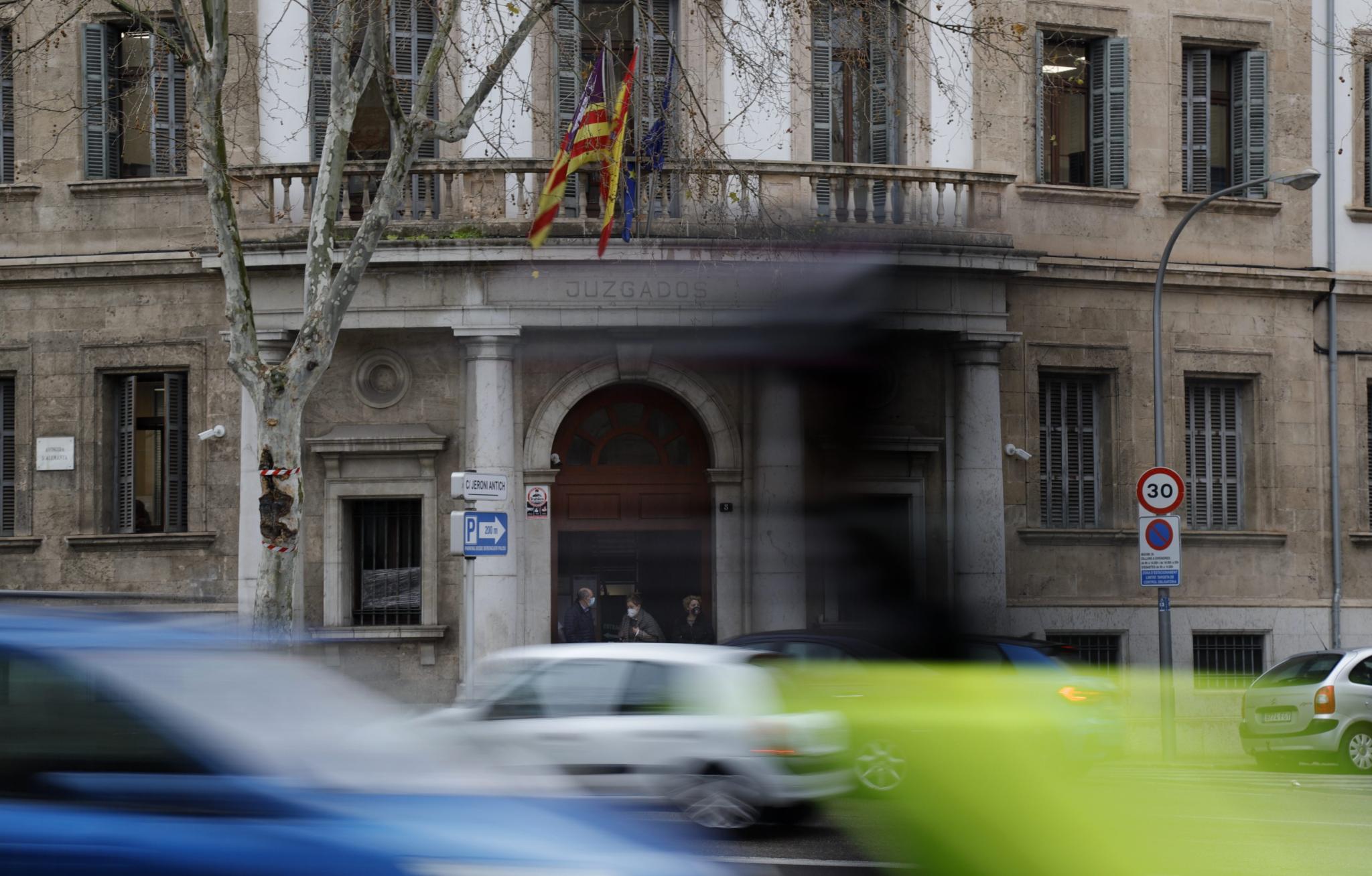 Condenada en Palma por agredir a su padre para robarle 10 euros tras quebrantar una orden judicial