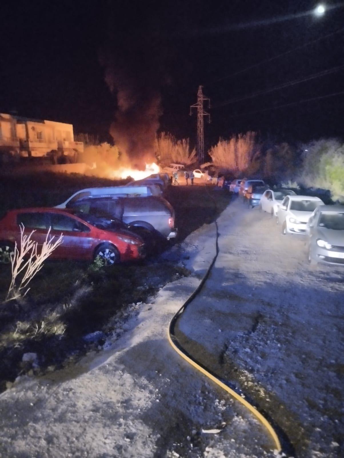 Un incendio destruye de madrugada dos coches y daña a un tercero en un aparcamiento de Lloseta