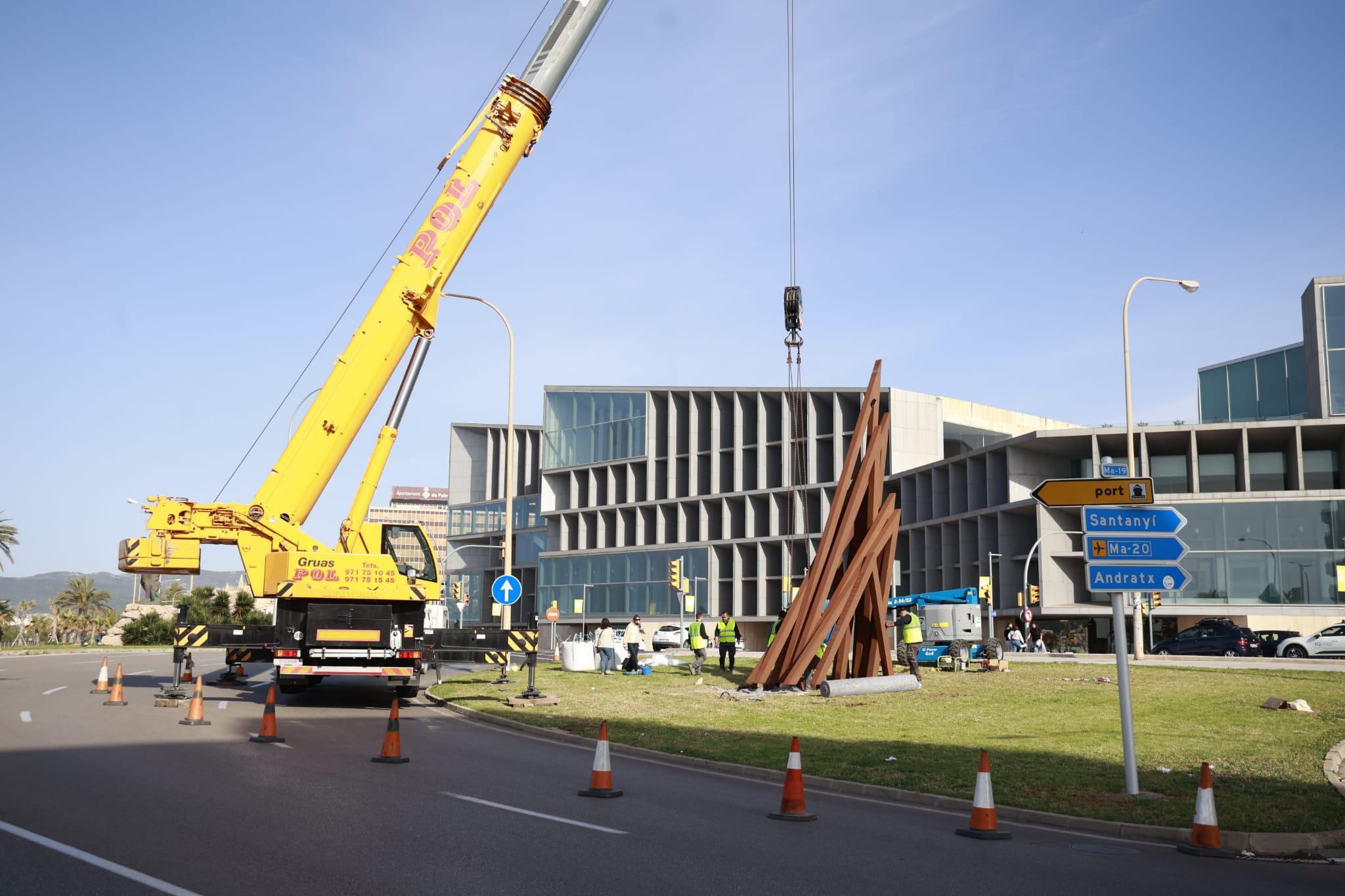 Una escultura de Bernar Venet custodia el Palau de Congressos