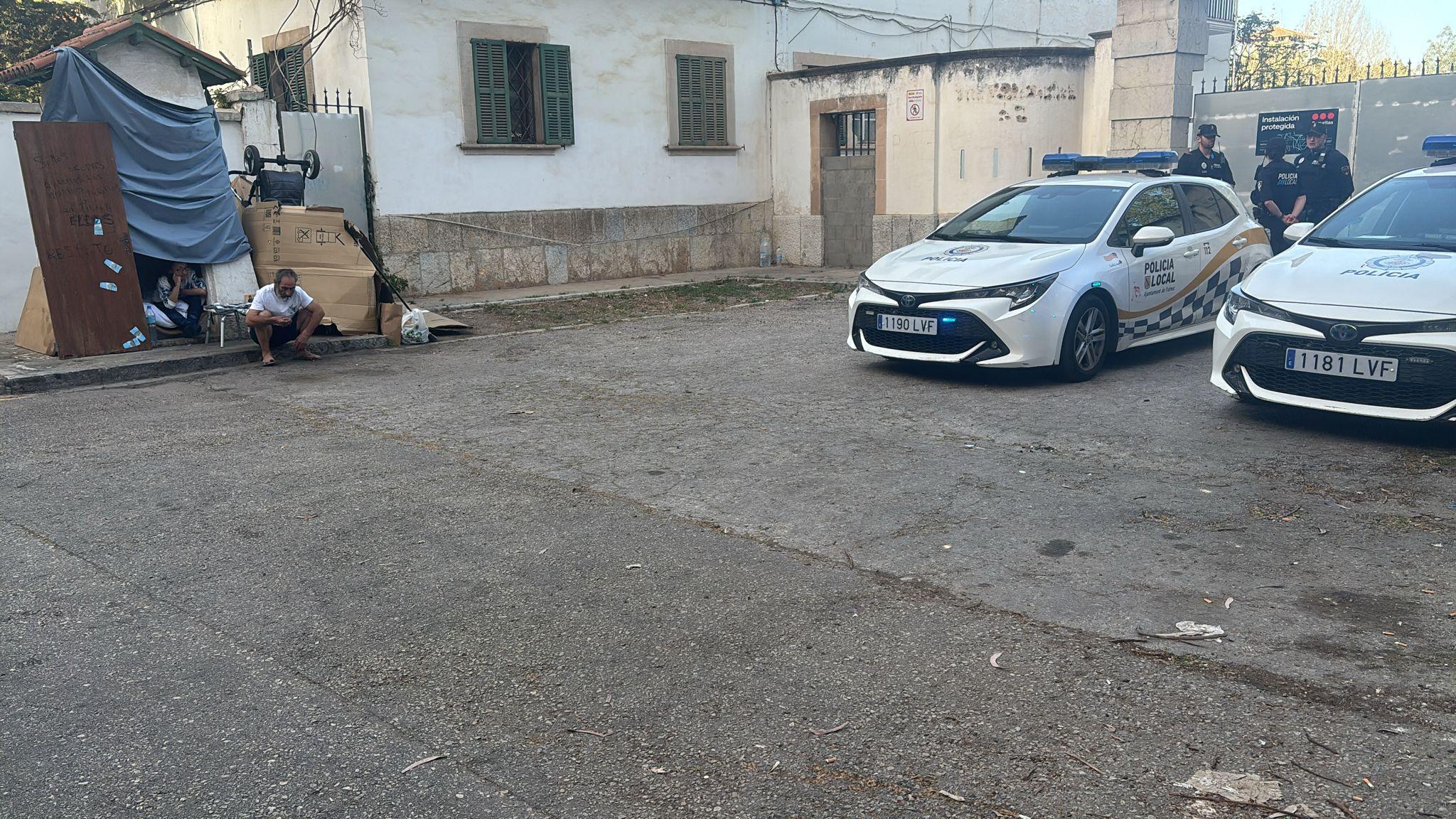 Los marginados que viven en las garitas se Son Busquets se declaran 'oficialmente' okupas: 