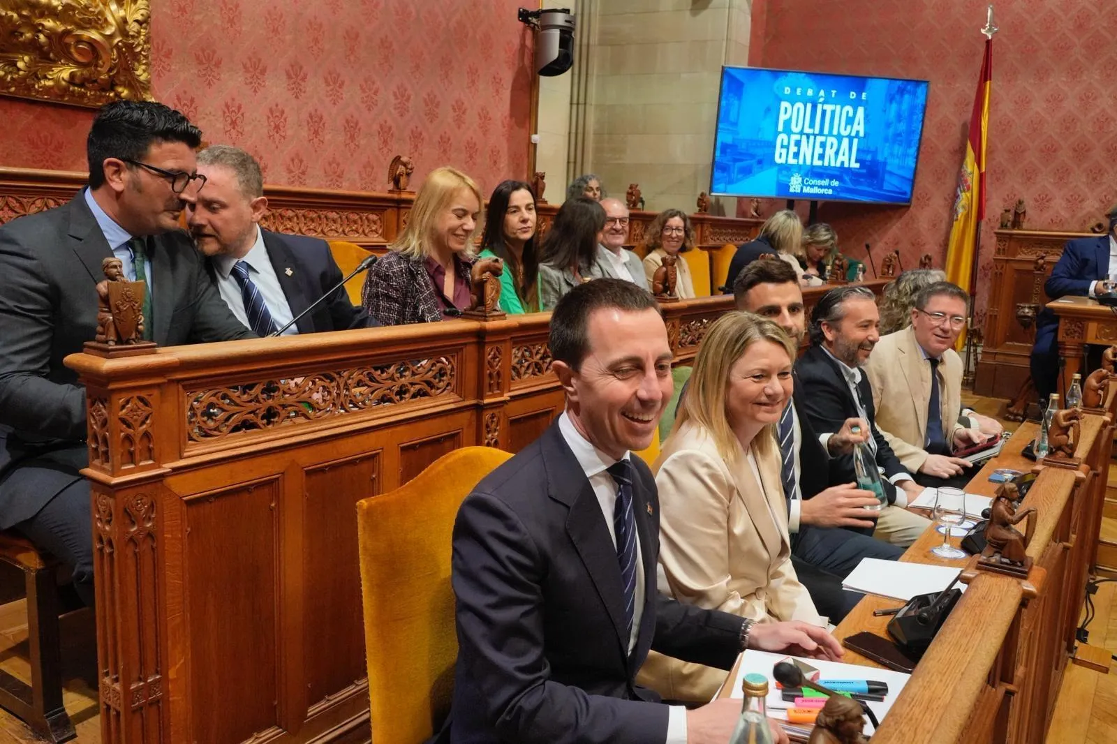 El Consell aprueba la primera fase de un «escudo social» que la izquierda reduce a un «anuncio vacío»