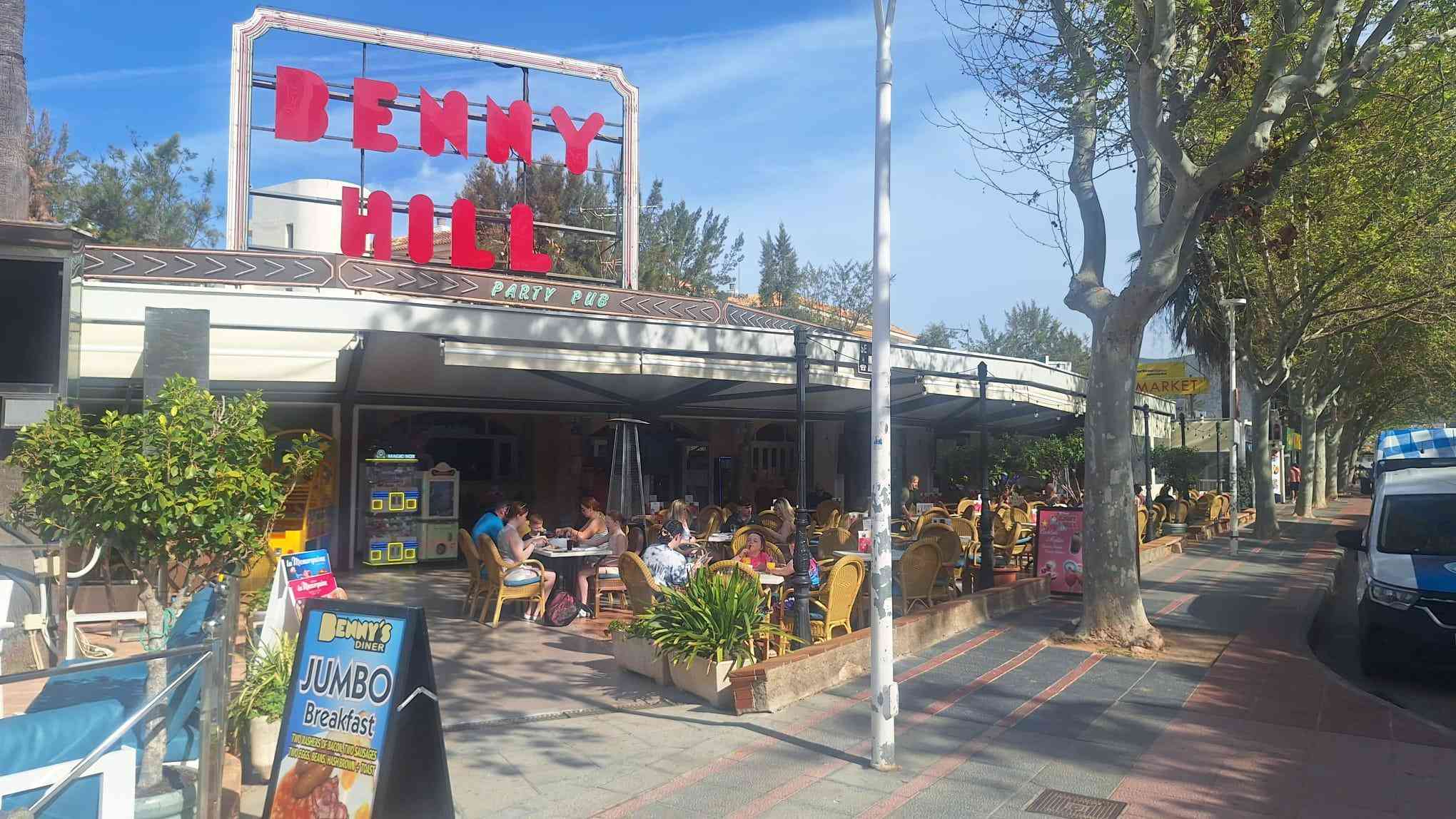 El emblemático Benny Hill reabre sus puertas a la espera de un futuro traspaso