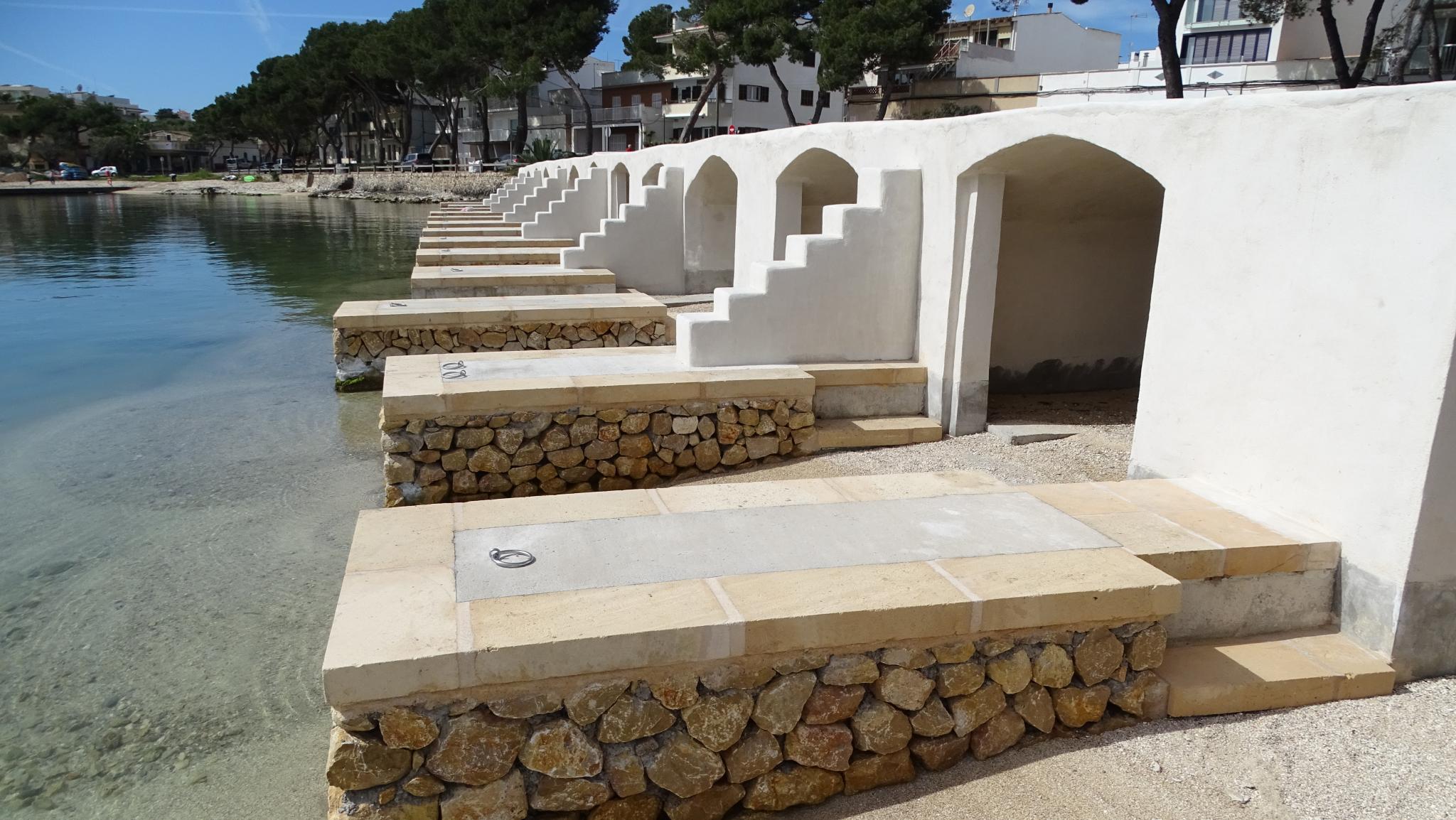 Las primeras ‘barraques’ de Portocolom ya lucen nueva imagen tras la restauración