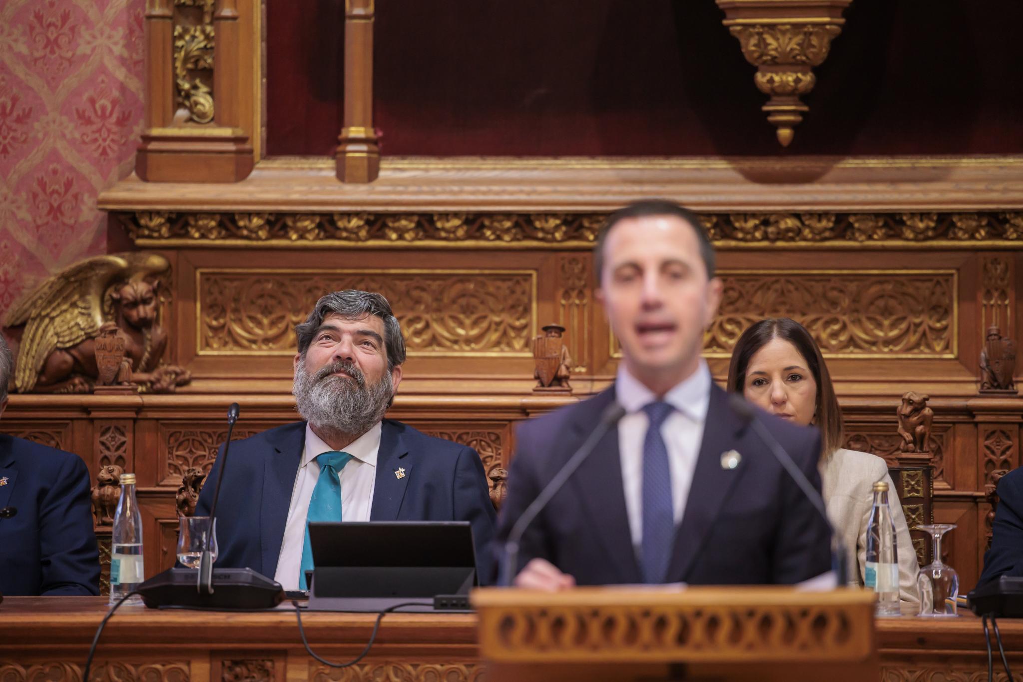 La izquierda acusa a Galmés de gobernar «arrodillado» ante Vox por cómo condiciona sus políticas desde Madrid