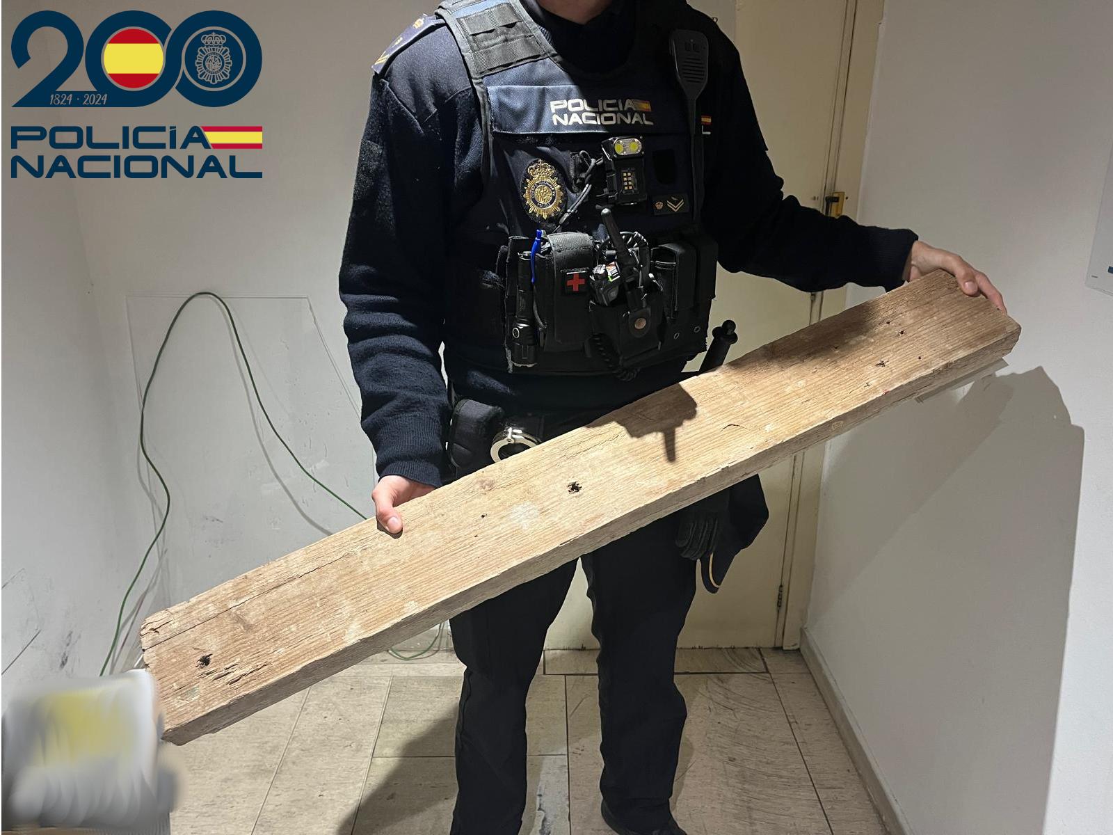 Detenido en Palma tras causar destrozos en plena calle con un tablón de madera de obra