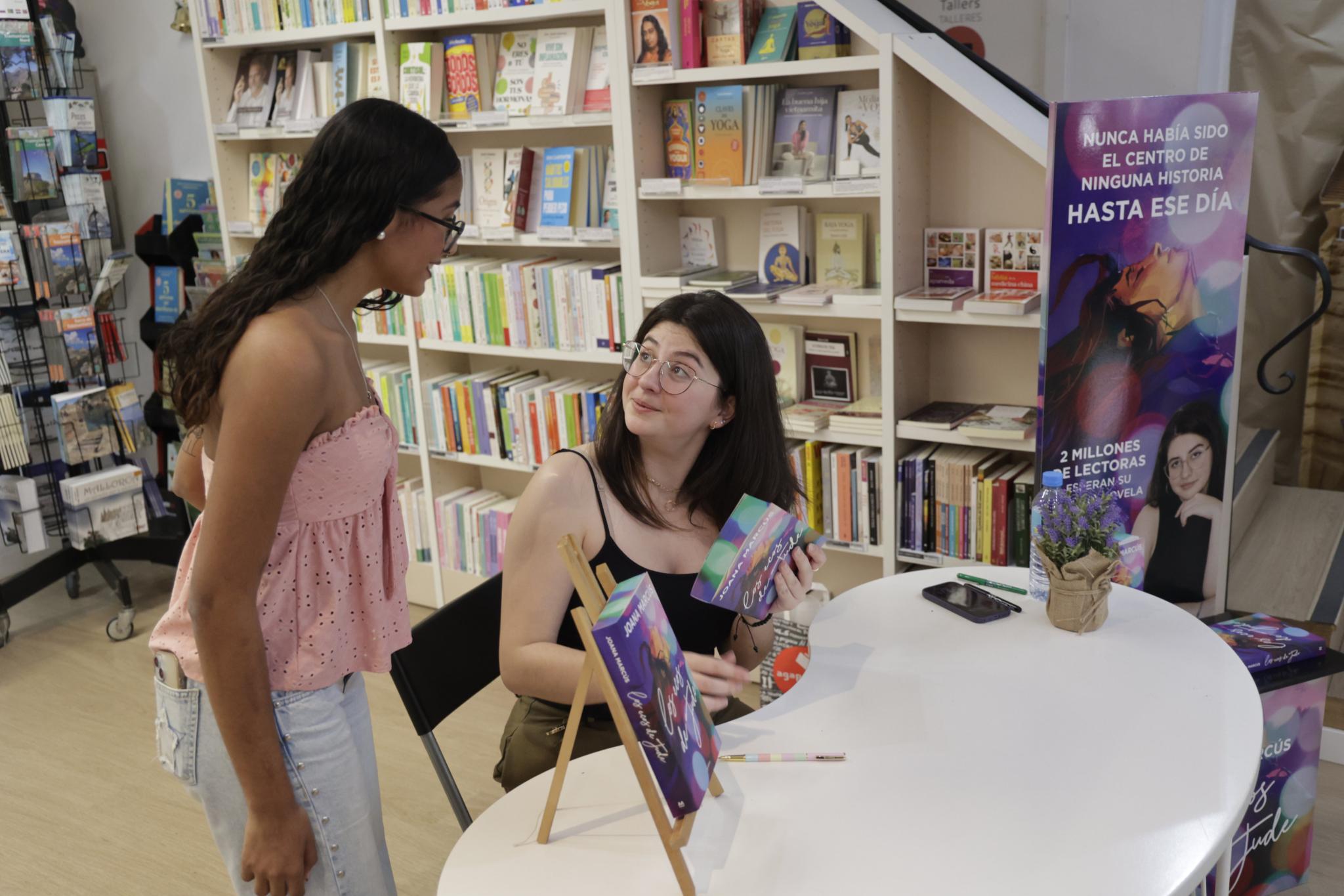 Joana Marcús abarrota Agapea con su primera novela inédita, ‘Los ecos de Jude’