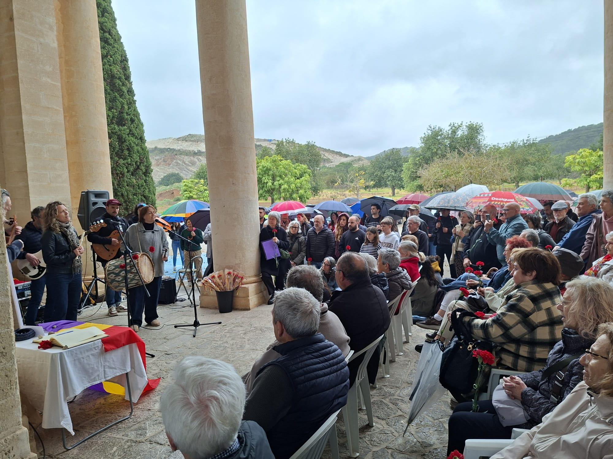 El cementerio de Manacor acoge un sentido tributo a las víctimas del franquismo 90 años después