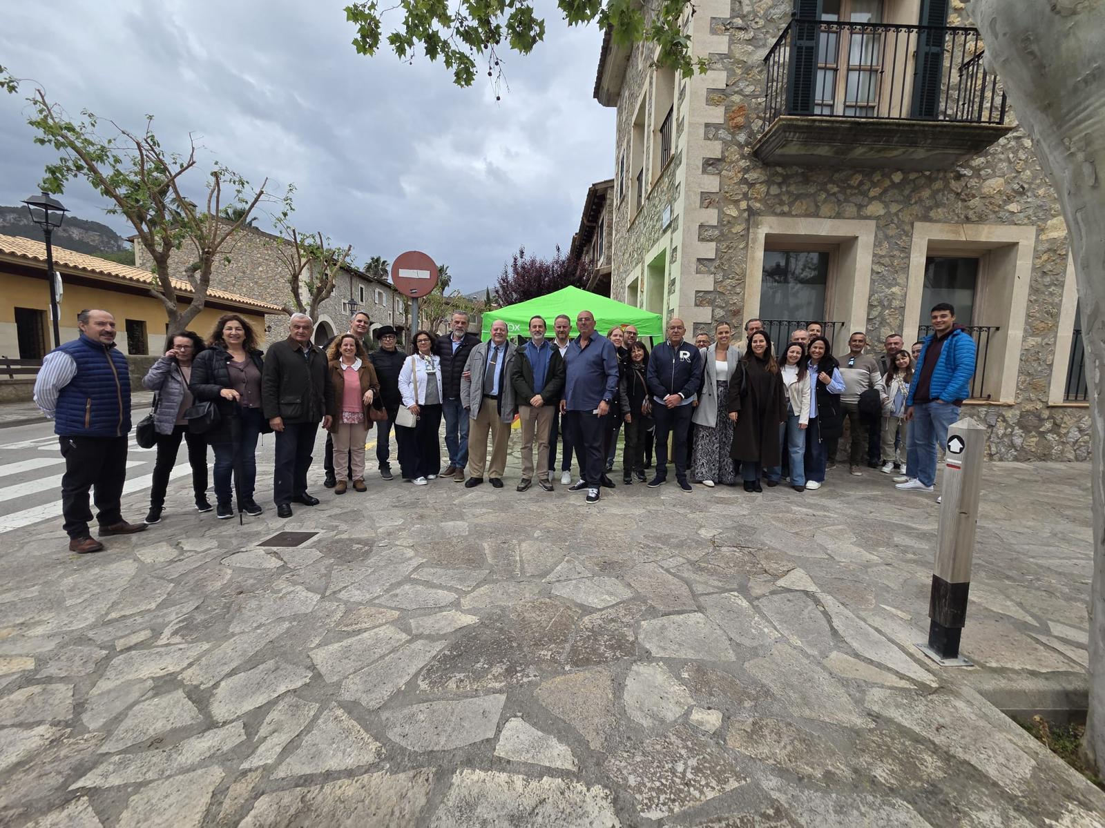 Tensión en Puigpunyent por una mesa informativa de Vox que se salda con el despliegue de varios coches de la Guardia Civil