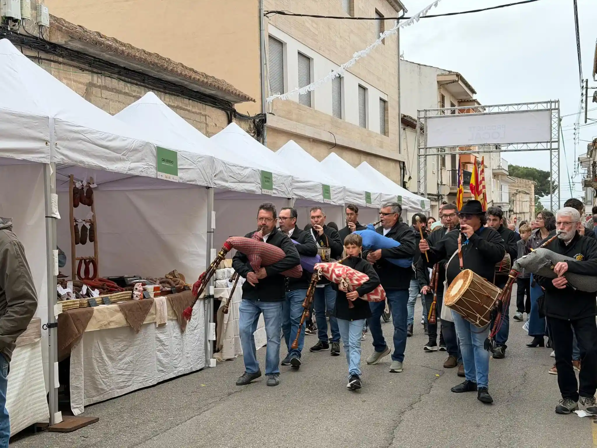 Ni la llovizna ni el viento frenan las ganas de Fira de los ‘murers’