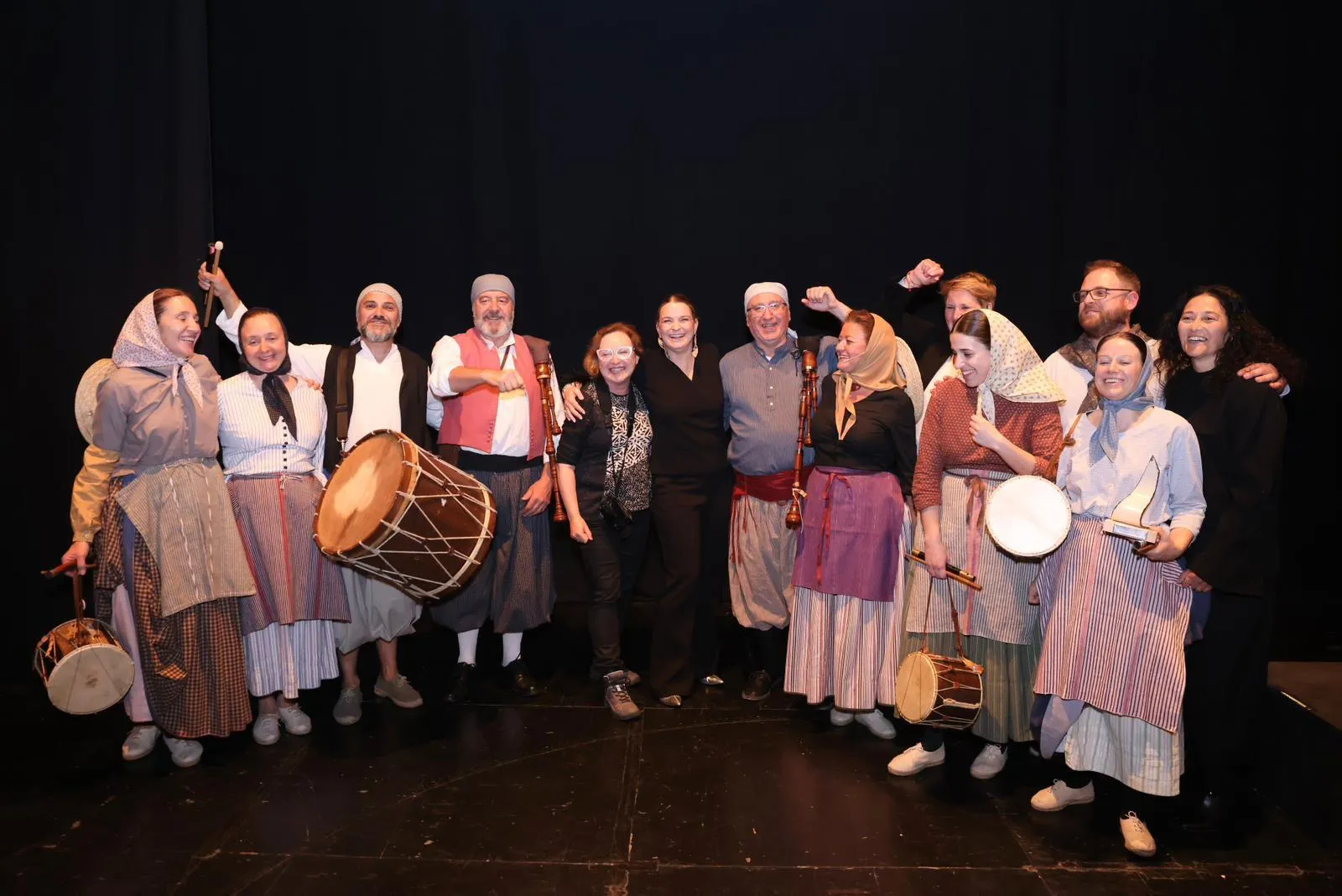 Marga Prohens apoya a los Xeremiers de Sóller en el estreno de 'Lou Bastimen' en Puigcerdà