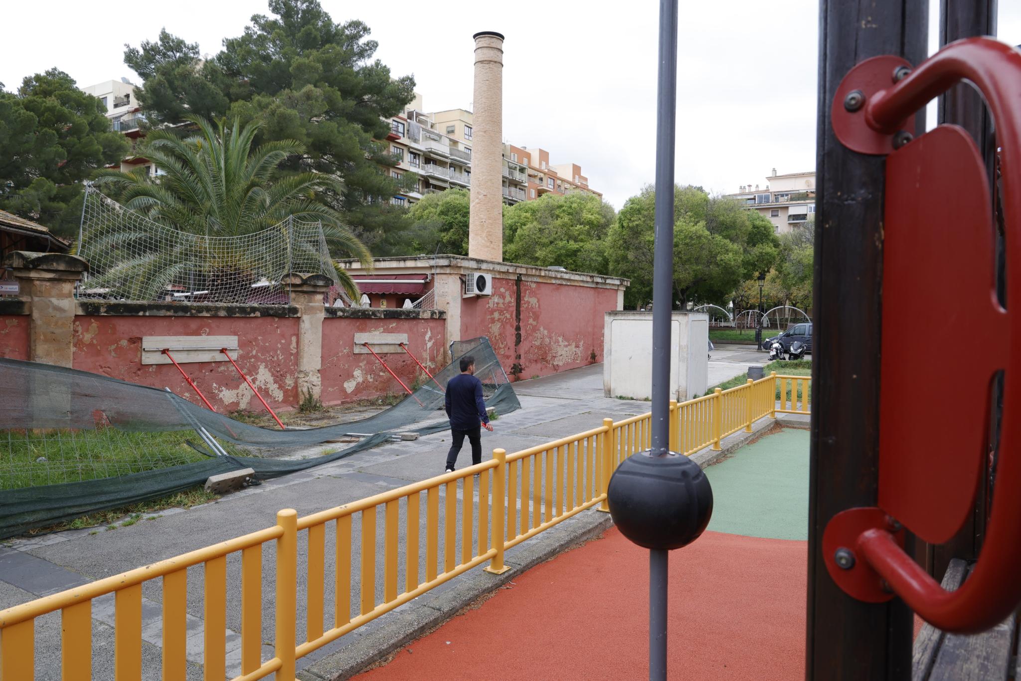 Varias asociaciones denuncian la desidia de Cort ante «el peligro que amenaza a los niños en el parque de s'Escorxador»