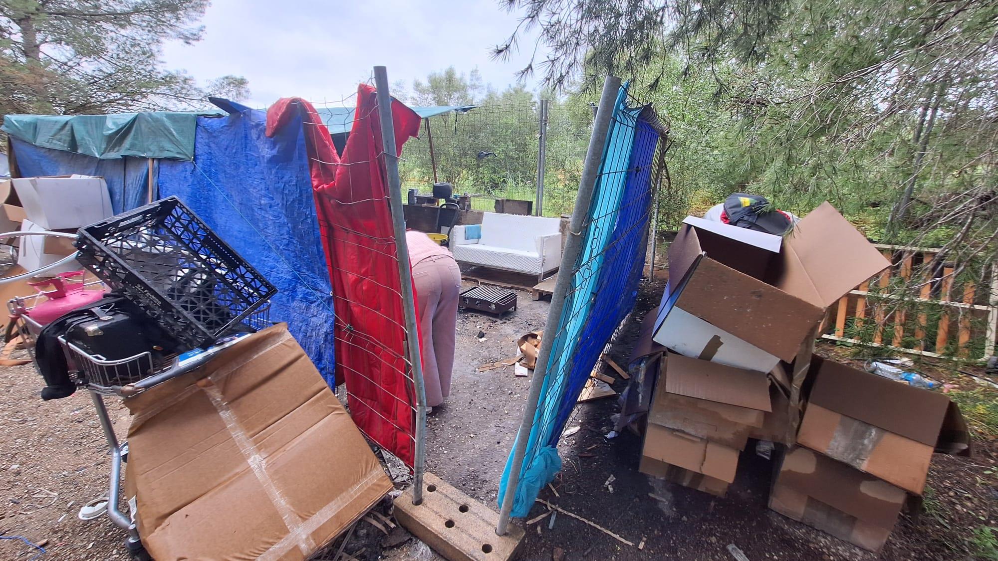 Un asentamiento en pleno polígono industrial: la cruda imagen de la realidad en un extremo de Can Valero